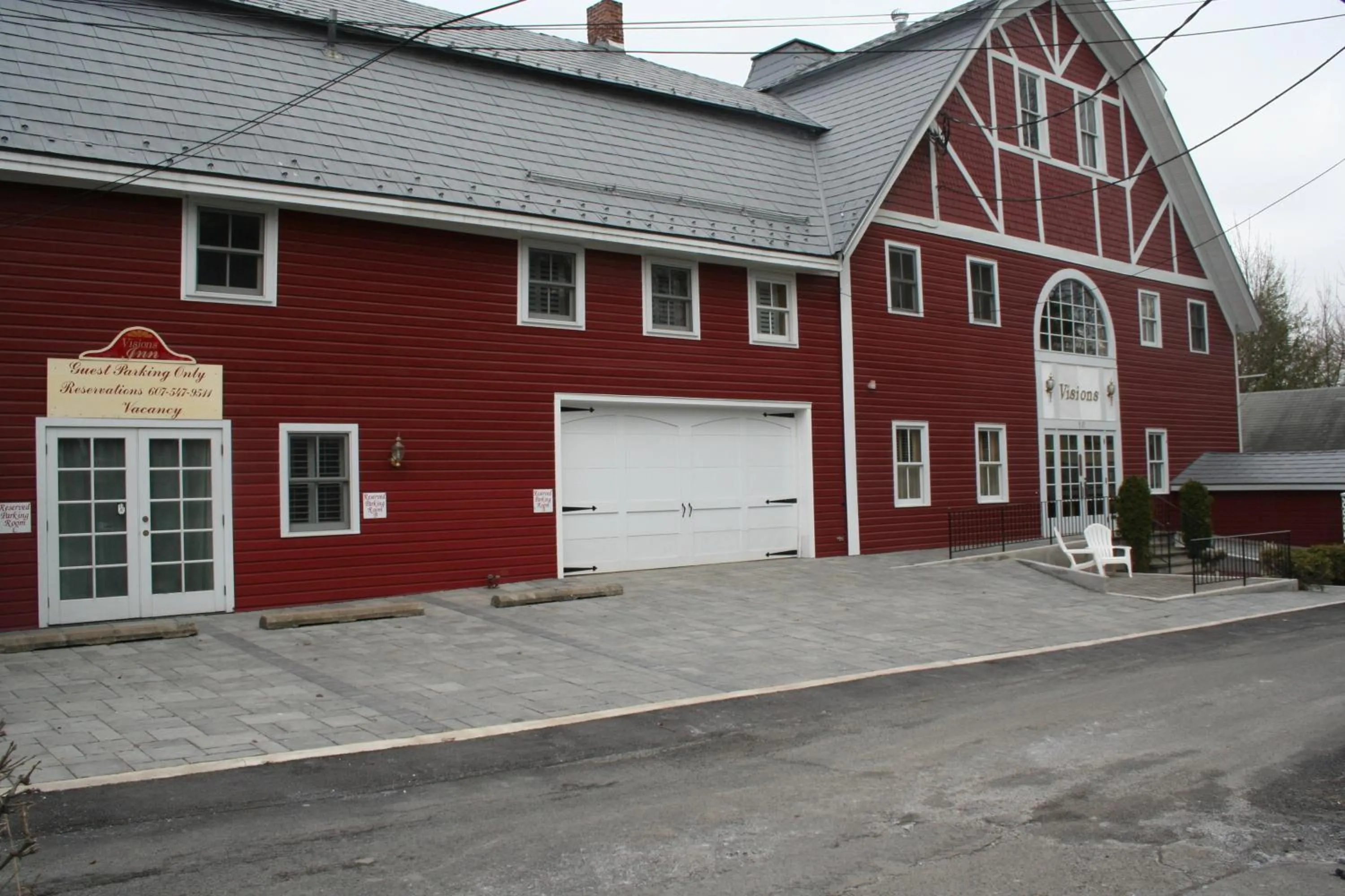 Facade/entrance in Visions Inn