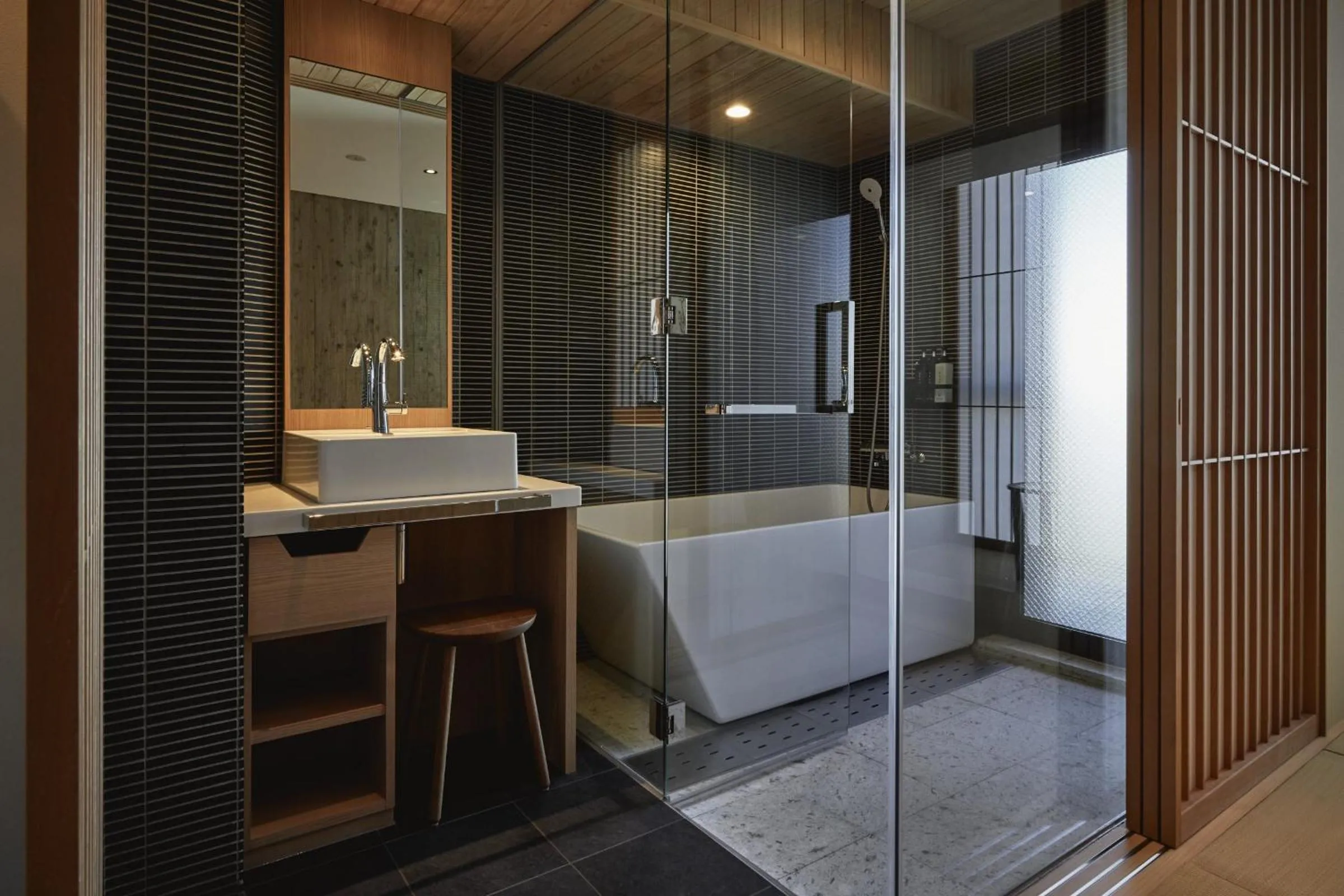 Shower in THE HOTELS HAKATA Harushige Honkan