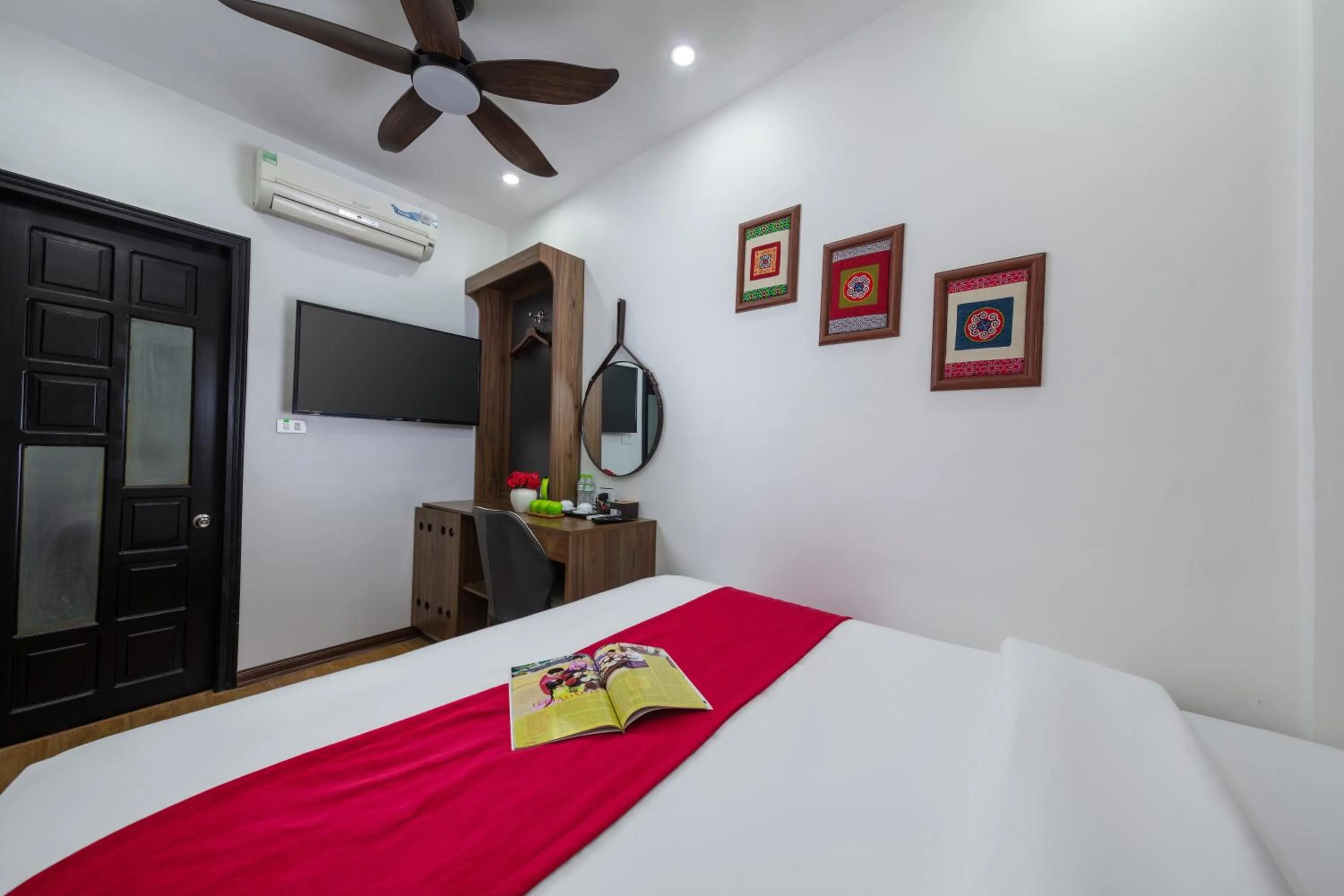 Bedroom, Bed in Hanoi Liliane Hotel and Travel