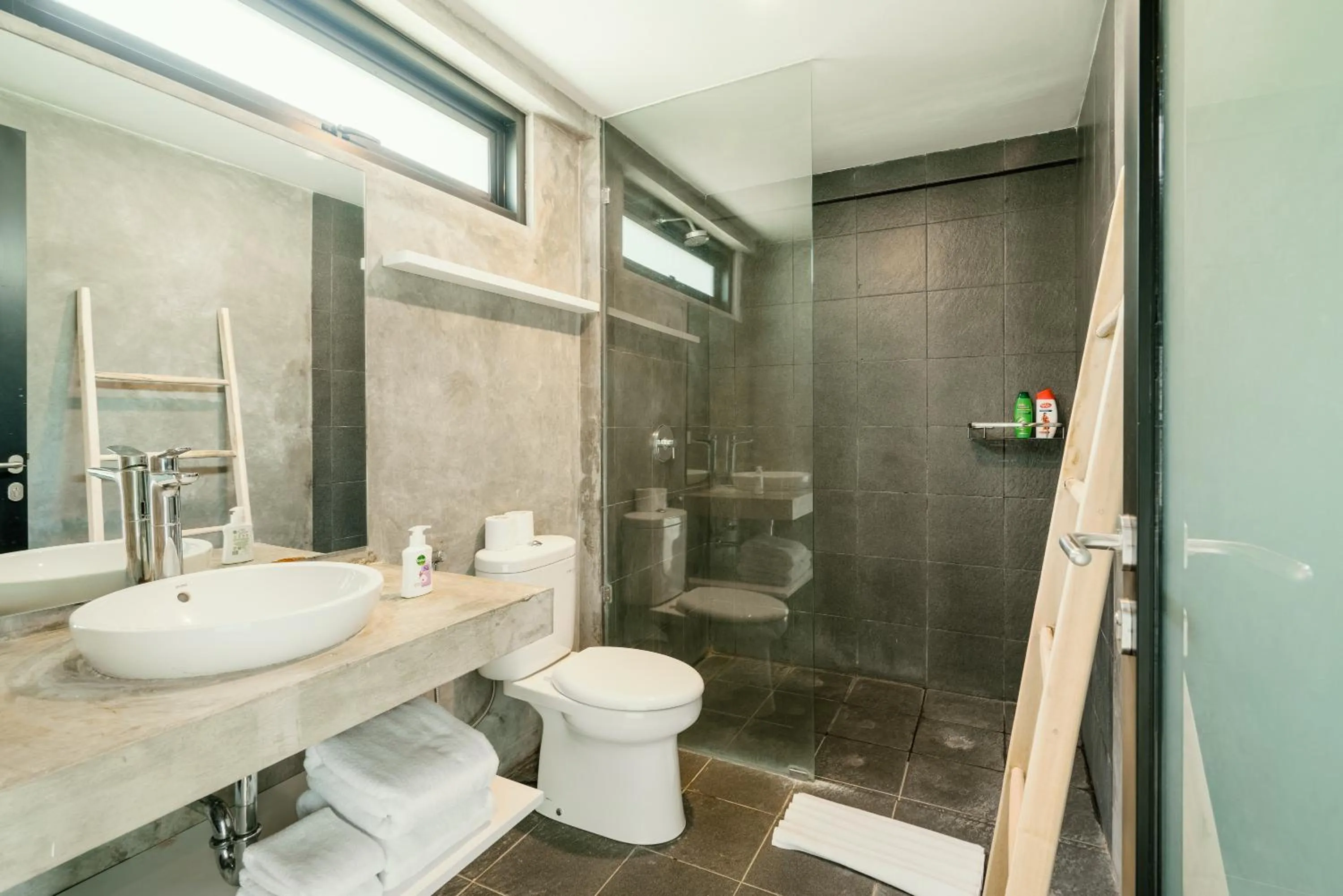 Toilet in Canggu 2Plex Apartment