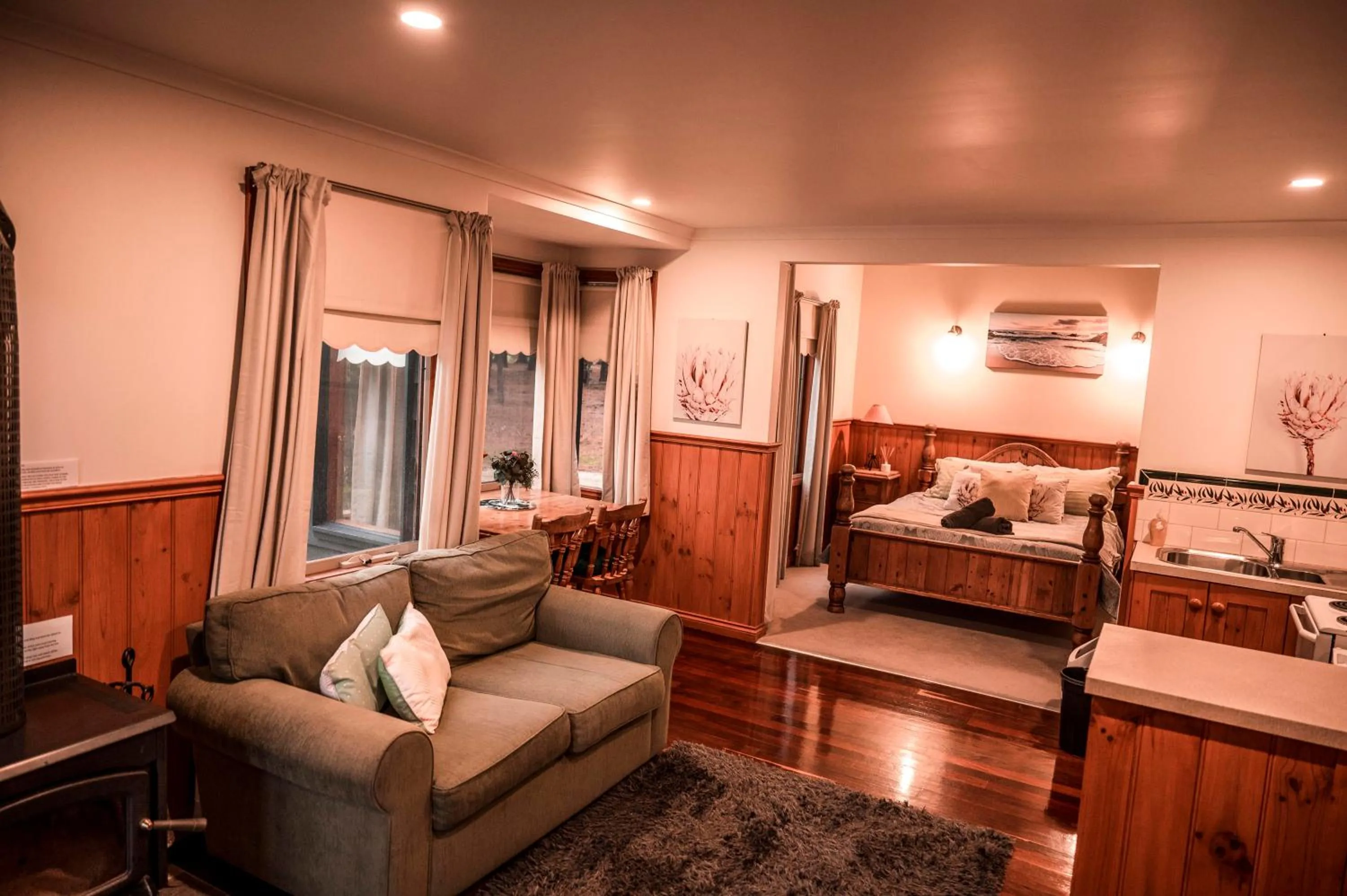 Photo of the whole room, Bed in Bells Estate Great Ocean Road Cottages