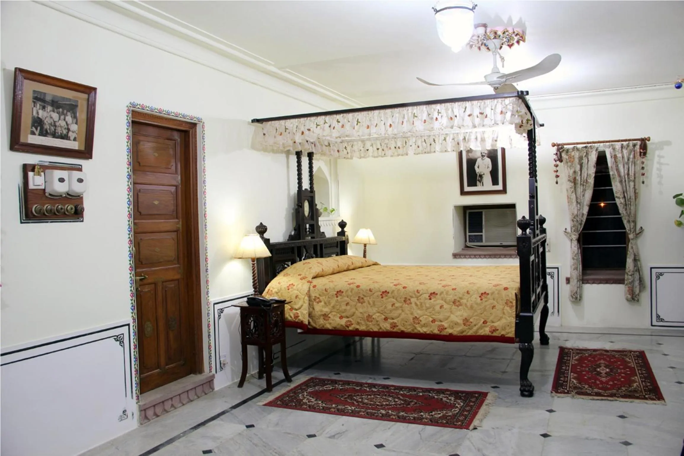 Bed in Hotel Pushkar Palace