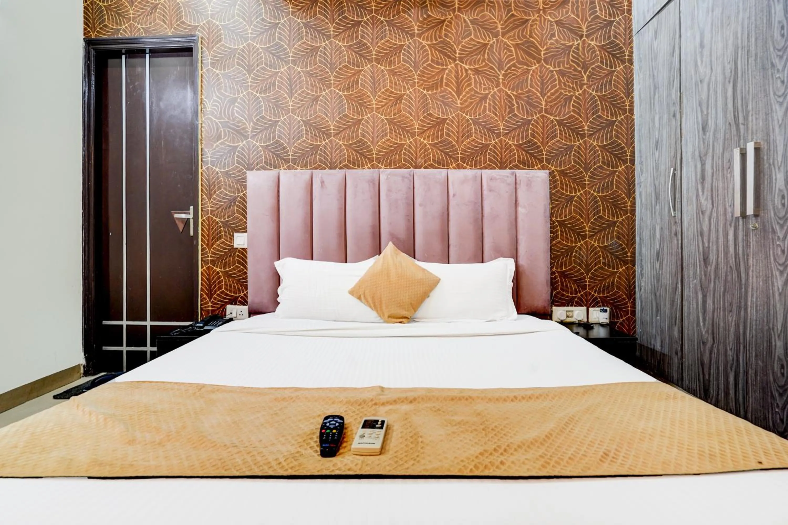 Bed in FabExpress Next Home - Nr IMT Chowk Manesar