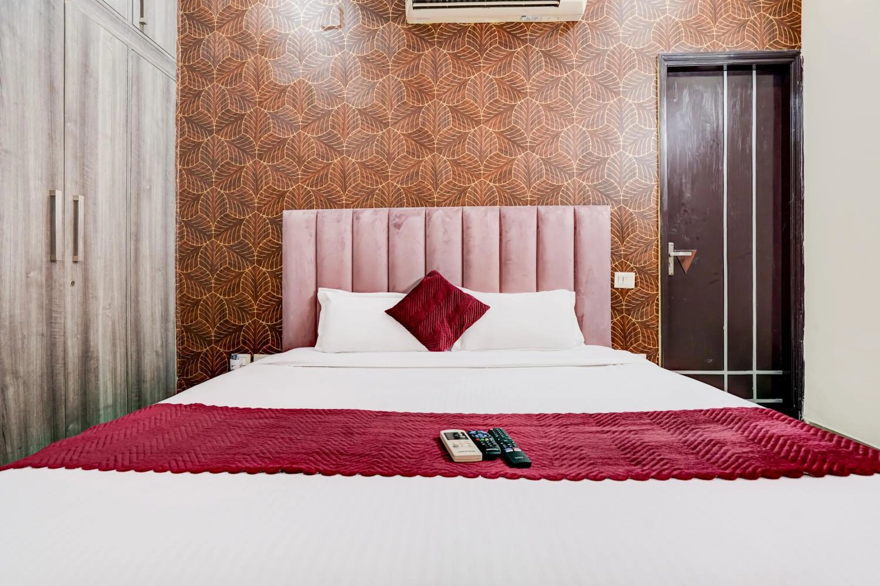 Bed in FabExpress Next Home - Nr IMT Chowk Manesar