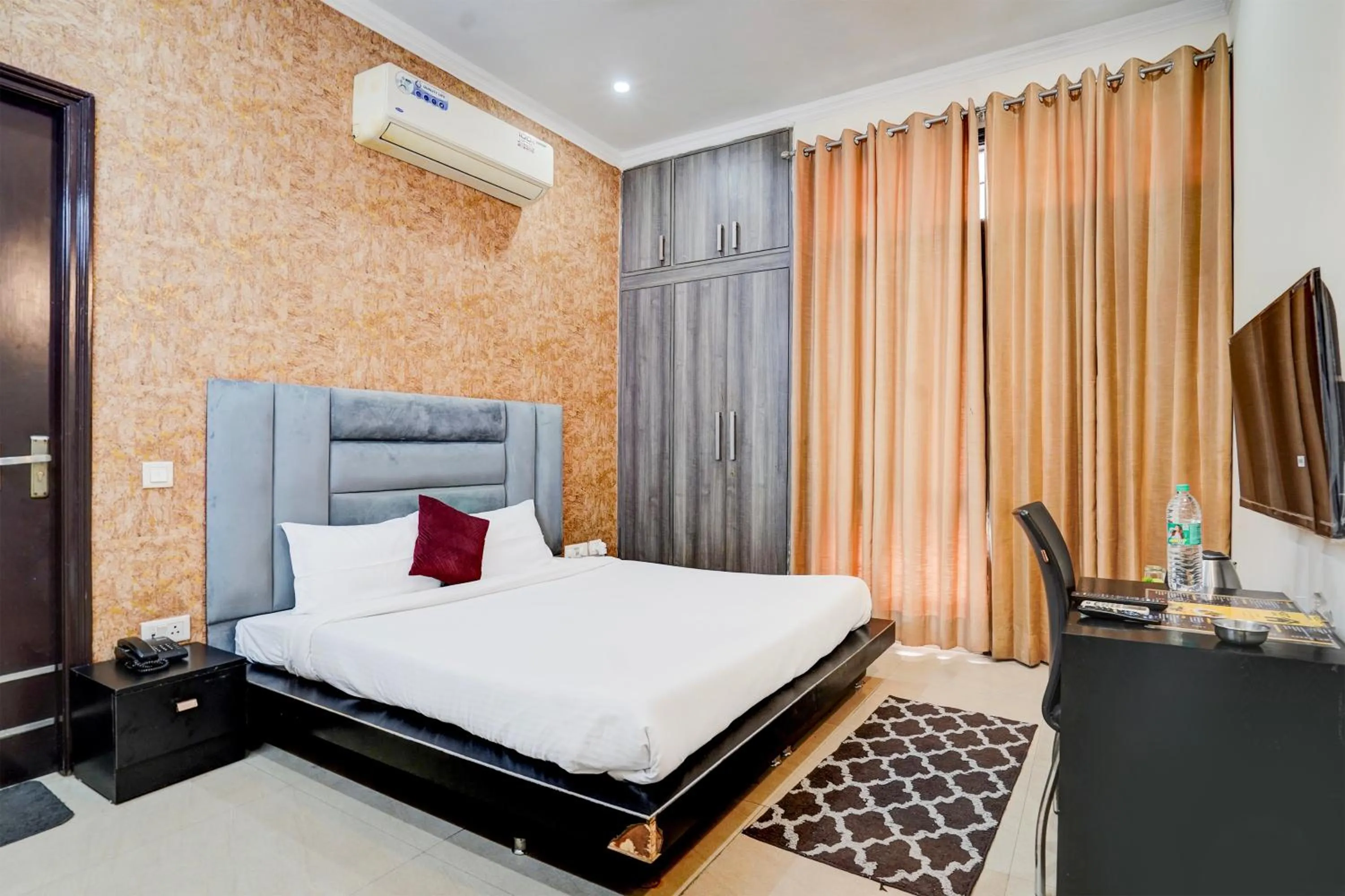 Bed in FabExpress Next Home - Nr IMT Chowk Manesar