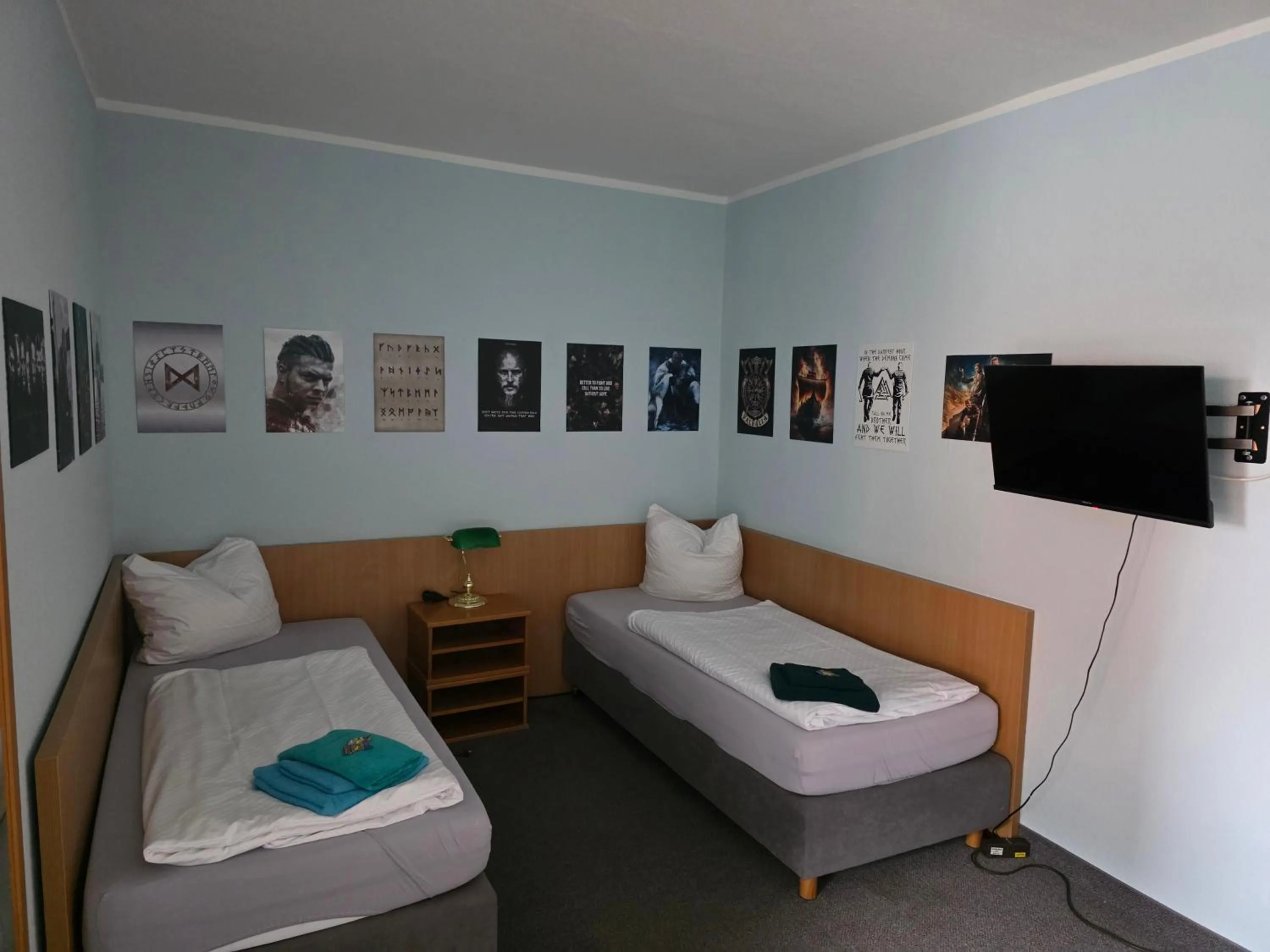 Communal lounge/ TV room, Bed in Pension am Filmpark