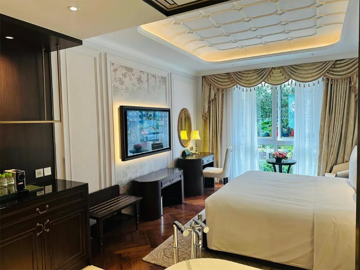 Bed in Golden Imperial Hotel