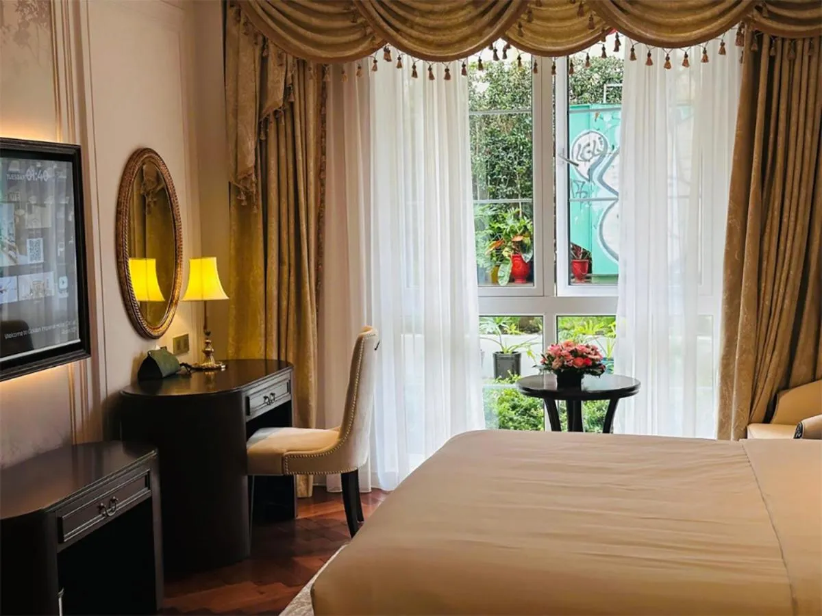 Bed in Golden Imperial Hotel