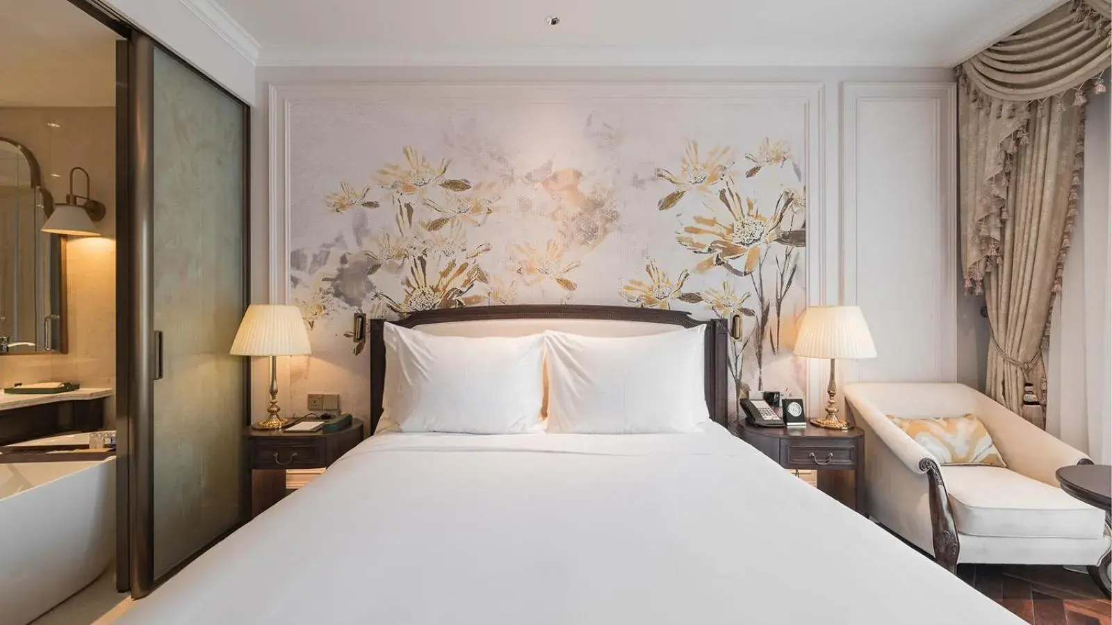 Bed in Golden Imperial Hotel Bed in Golden Imperial Hotel