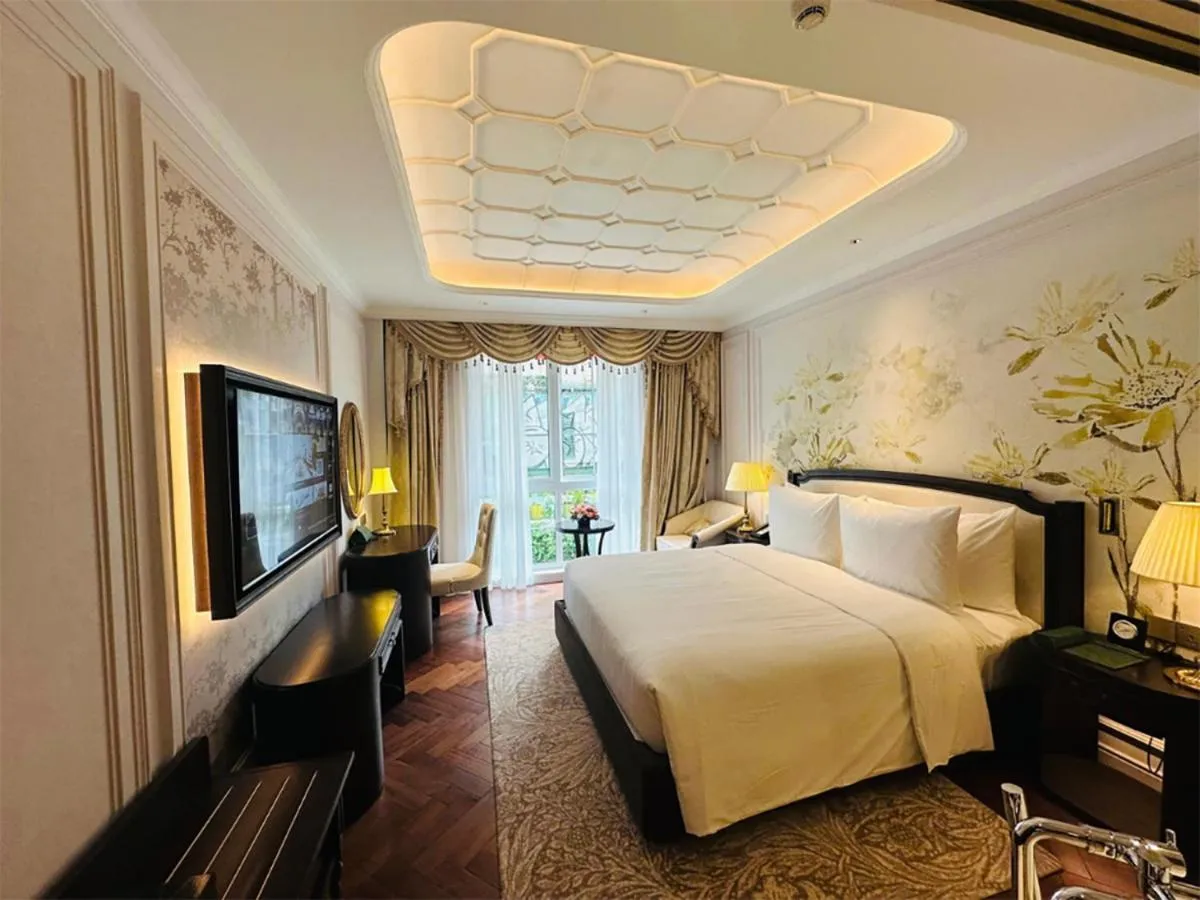 Bed in Golden Imperial Hotel