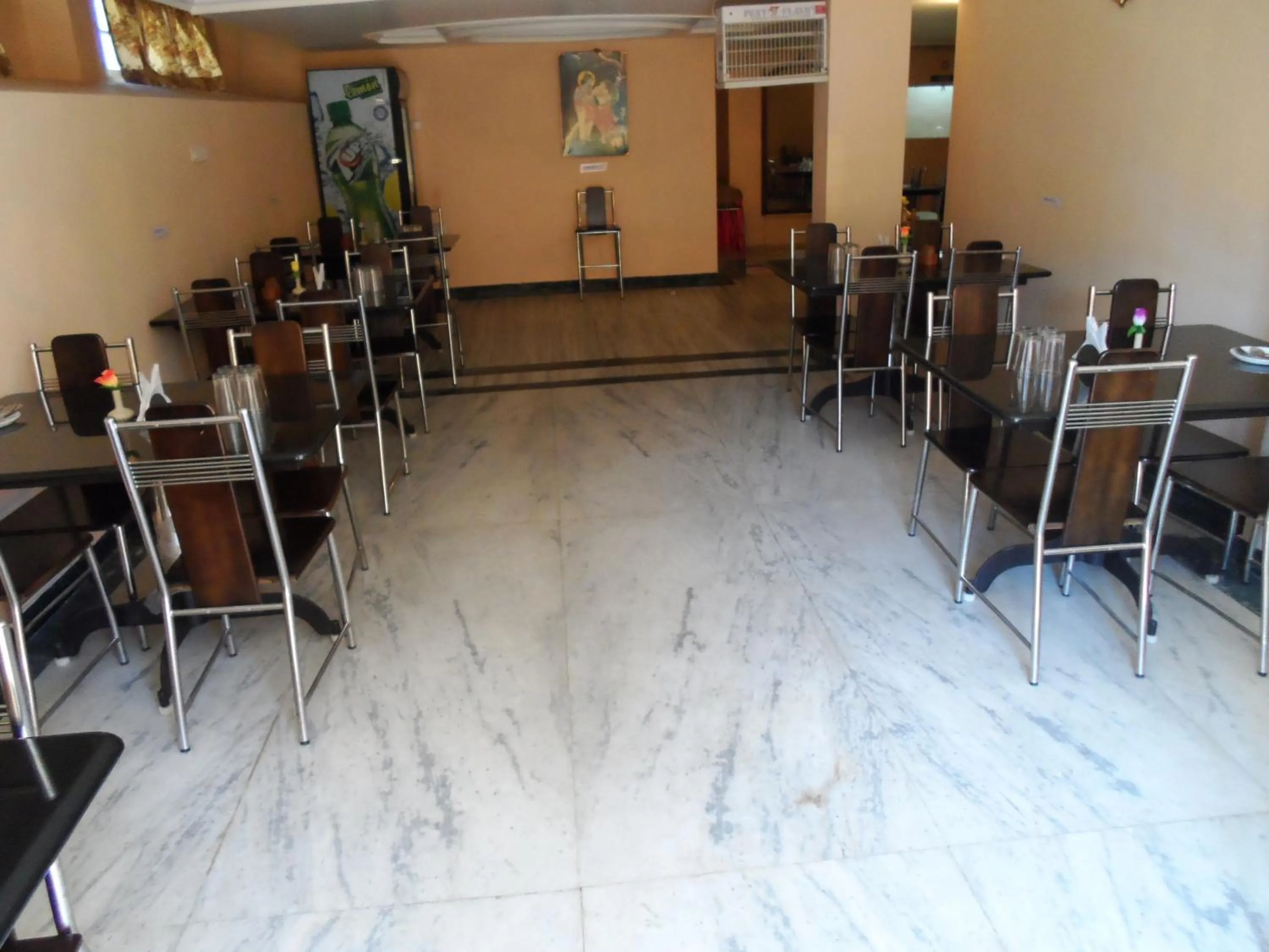 Restaurant/places to eat in Hotel SV International