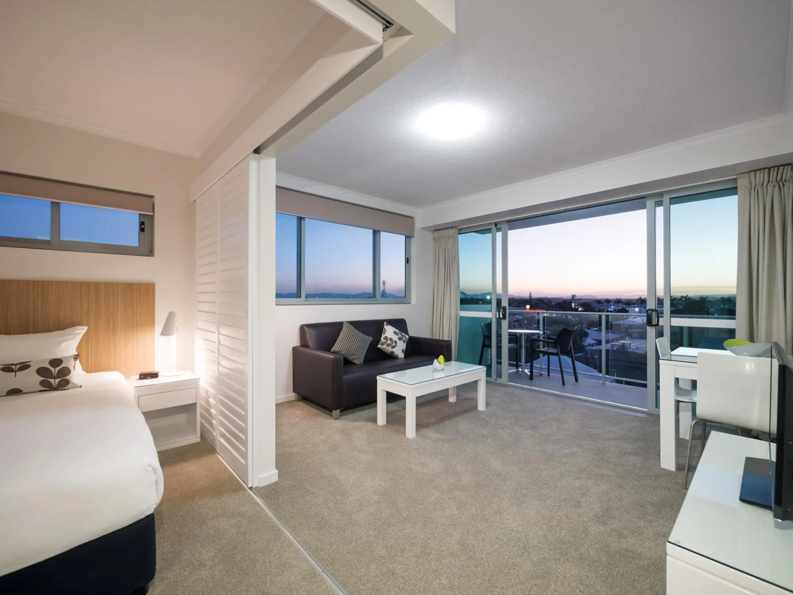 Patio, Bed in Oaks Mackay Rivermarque Hotel Patio, Bed in Oaks Mackay Rivermarque Hotel