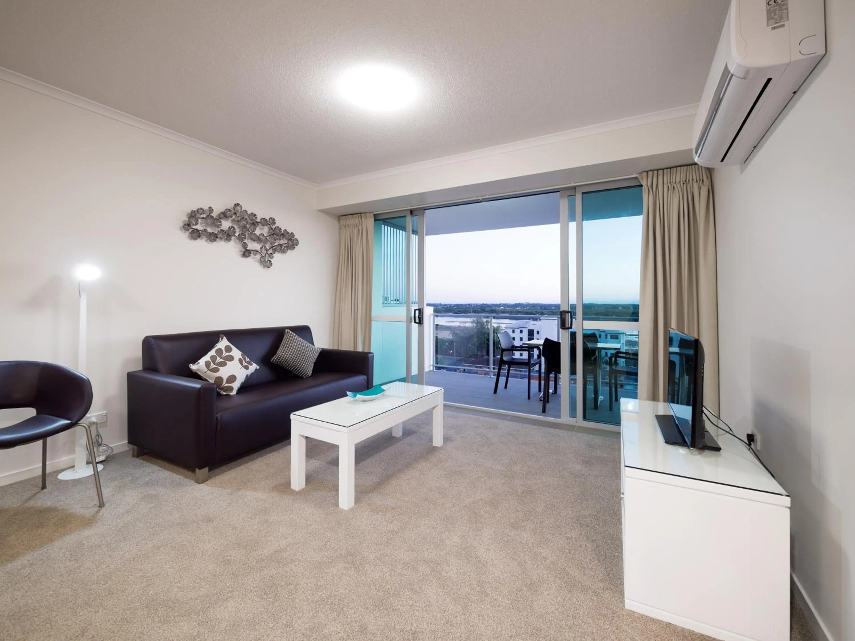 TV and multimedia in Oaks Mackay Rivermarque Hotel