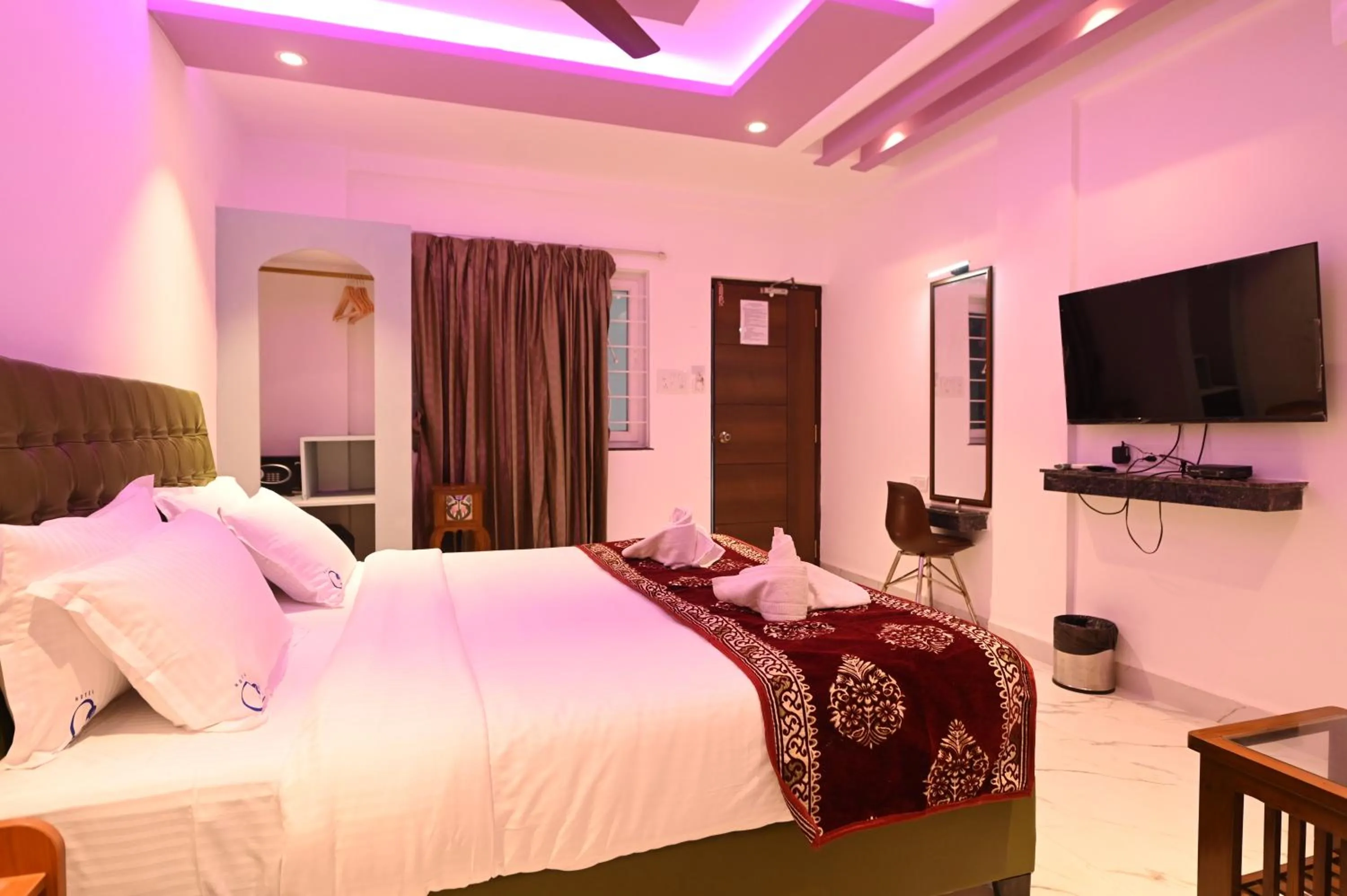 Bedroom, Bed in Hotel Quinta da Branca - near baga beach