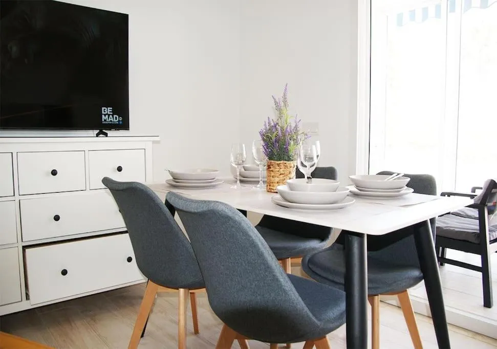 Communal lounge/ TV room in Bungalow frente la playa Cala Capitan ,#PRP002 by Stay Orihuela Costa