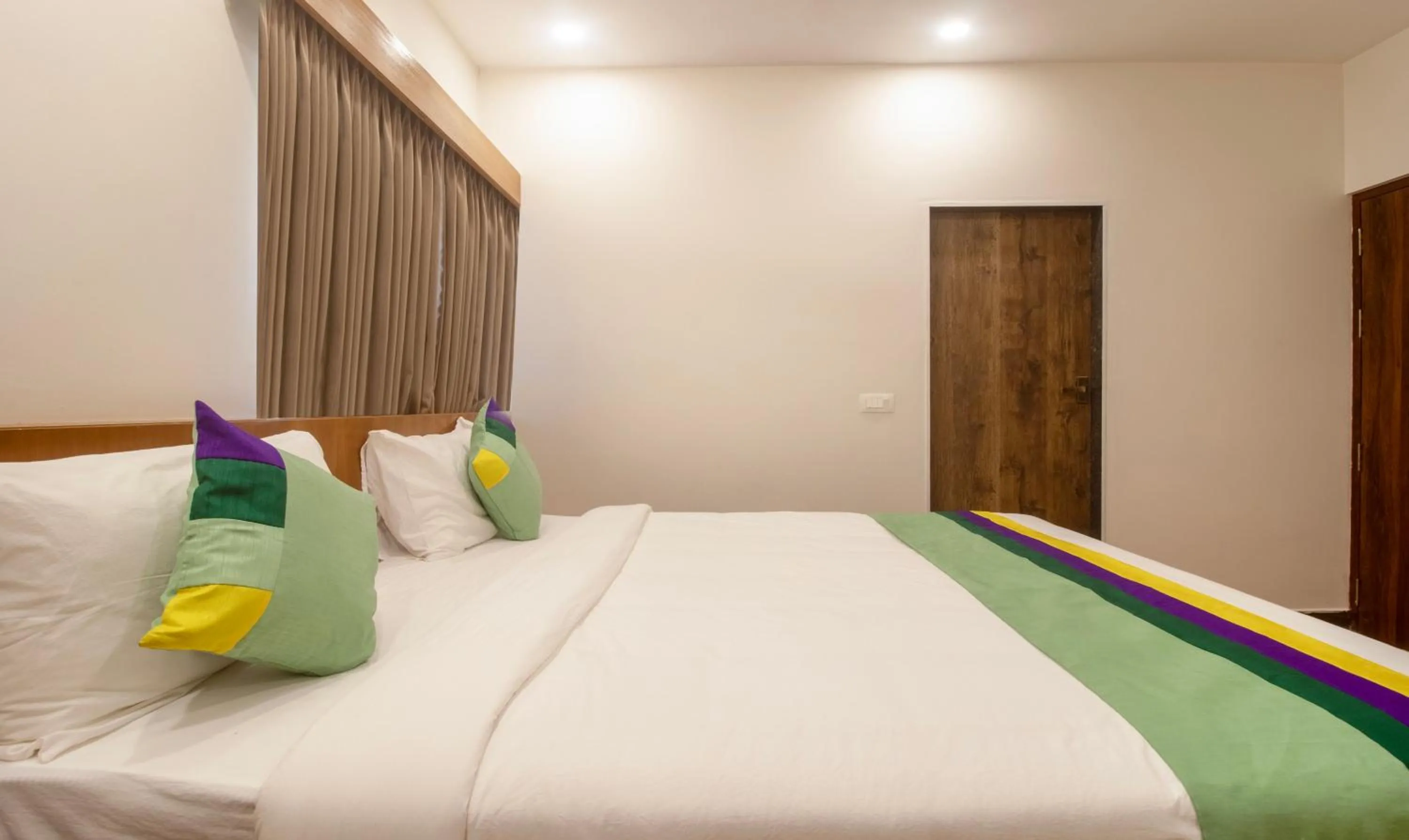 Bed in Treebo Elite Plaza, 700 Mtrs From Madikeri Fort