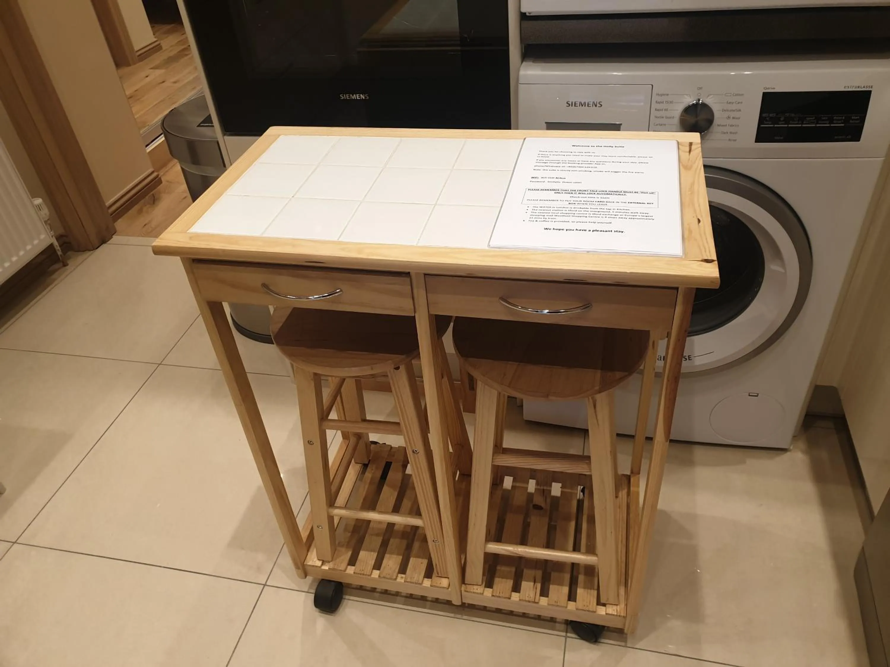 London Luxury Apartments 3 Bedroom Sleeps 8 with 3 Bathrooms 4 mins walk to tube free parking