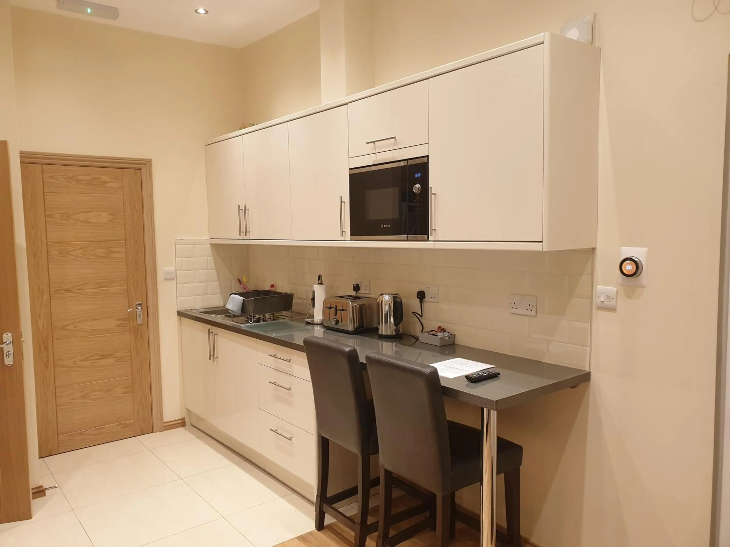 London Luxury Apartments 3 Bedroom Sleeps 8 with 3 Bathrooms 4 mins walk to tube free parking