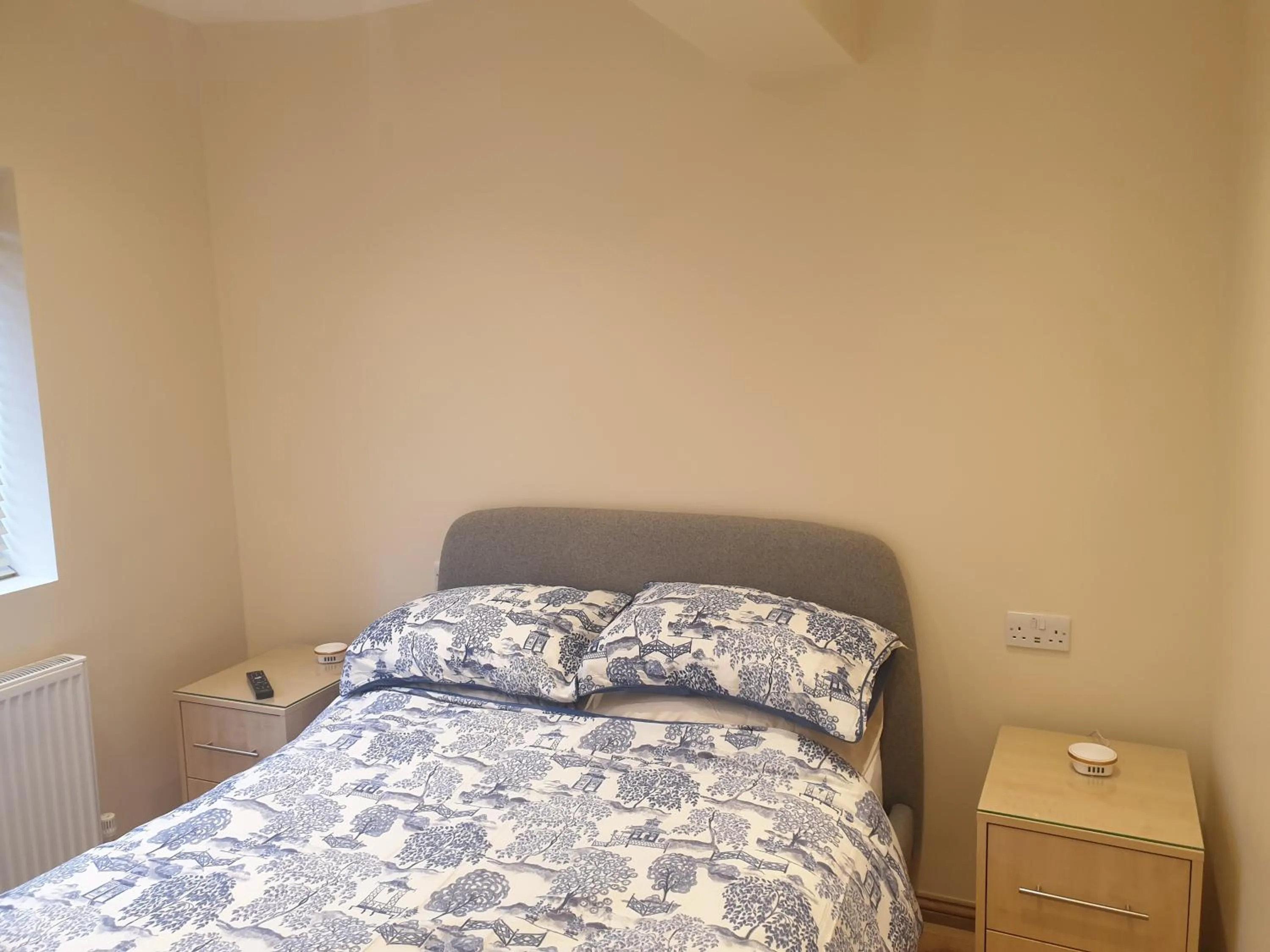 Bed in London Luxury Apartments 3 Bedroom Sleeps 8 with 3 Bathrooms 4 mins walk to tube free parking