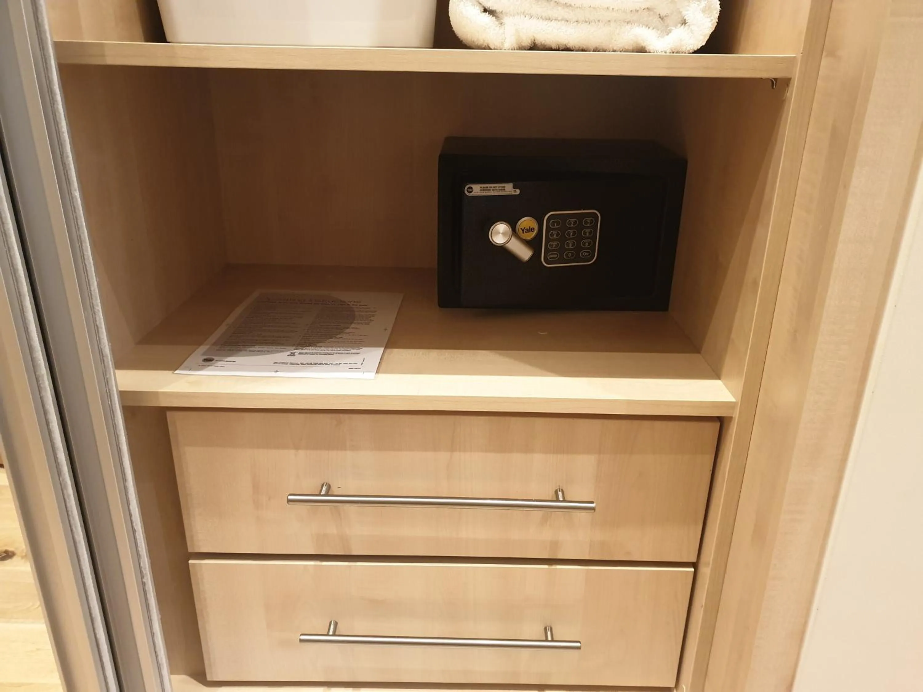 London Luxury Apartments 3 Bedroom Sleeps 8 with 3 Bathrooms 4 mins walk to tube free parking