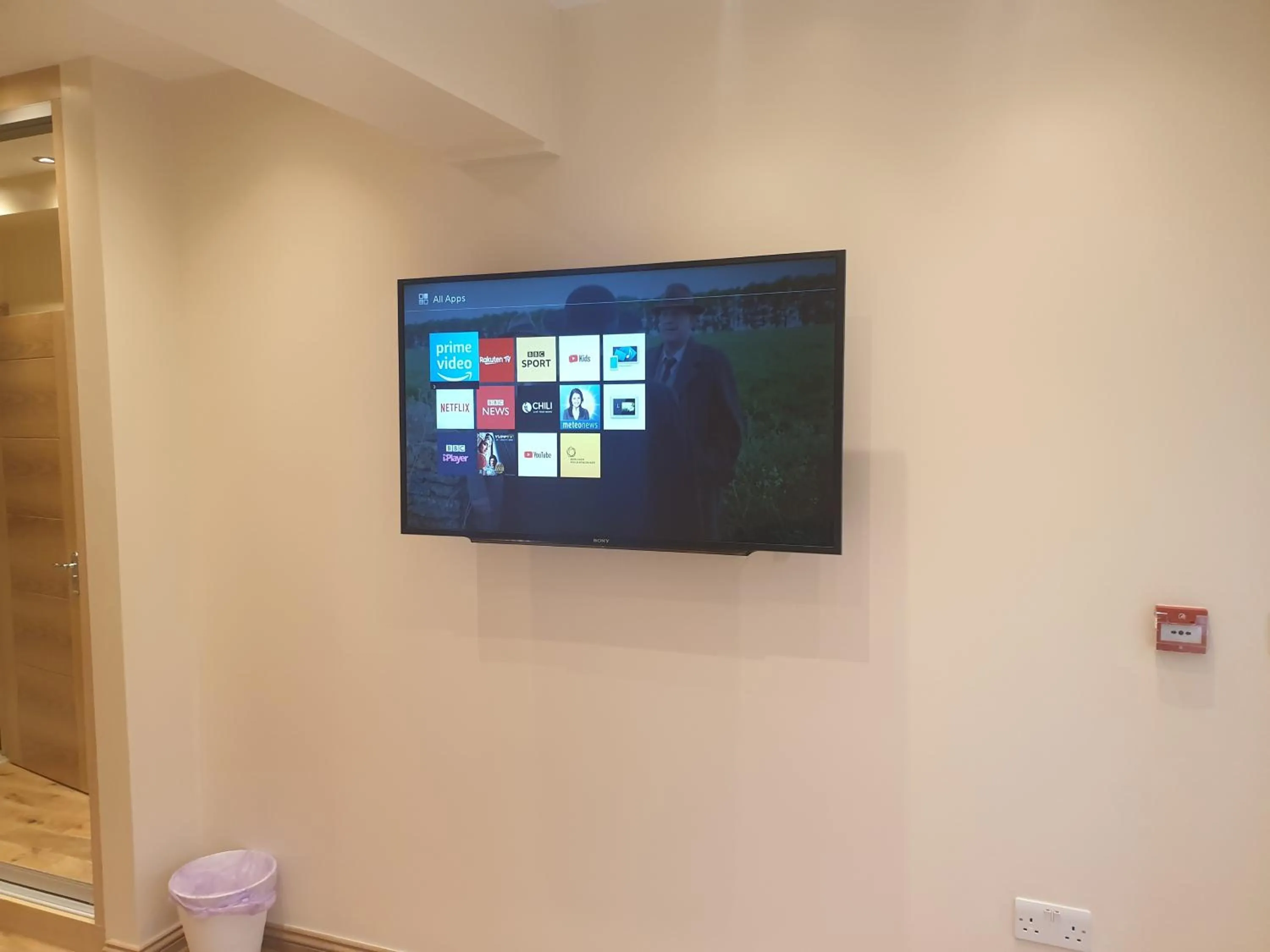 London Luxury Apartments 3 Bedroom Sleeps 8 with 3 Bathrooms 4 mins walk to tube free parking