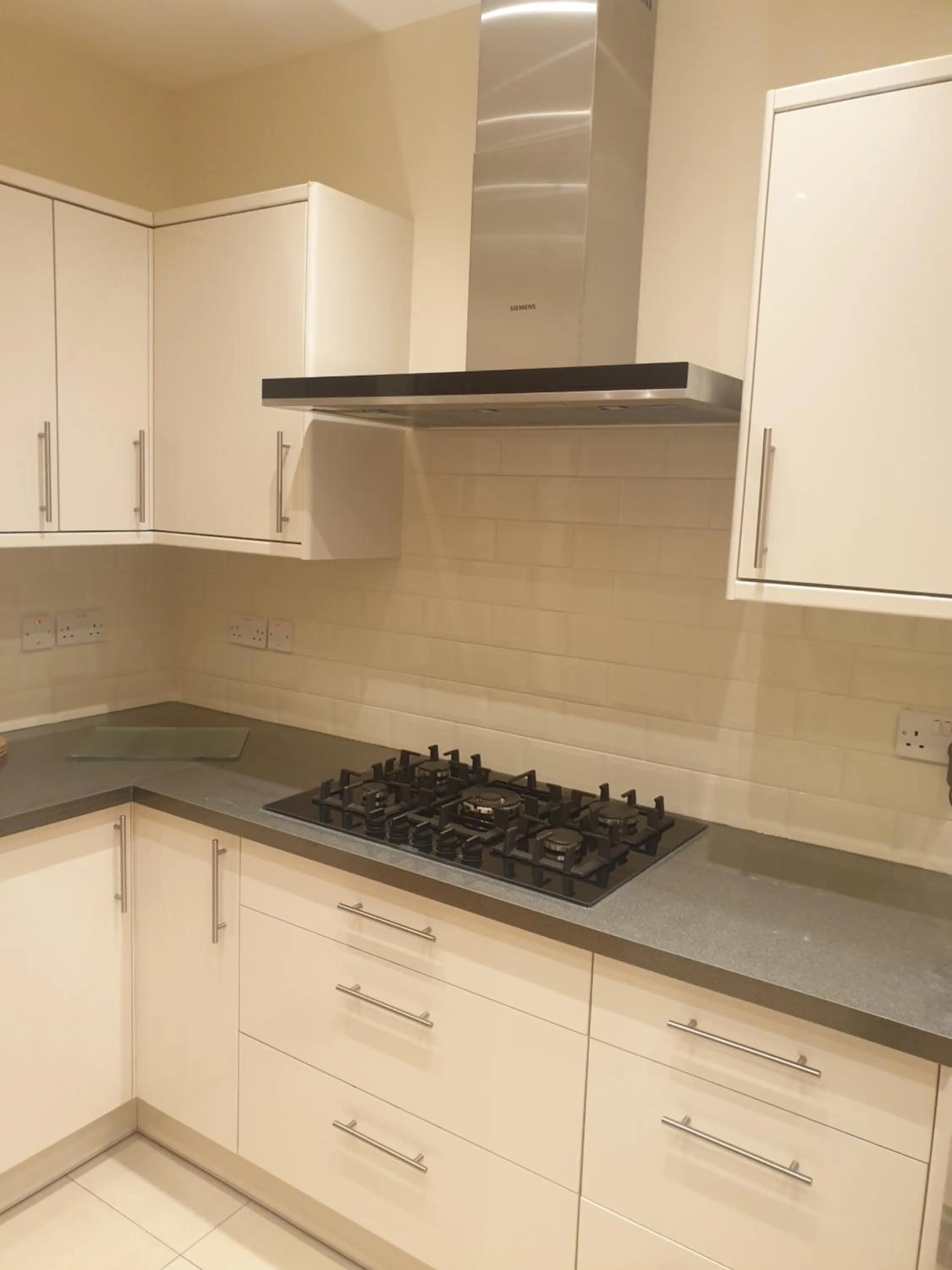 London Luxury Apartments 3 Bedroom Sleeps 8 with 3 Bathrooms 4 mins walk to tube free parking