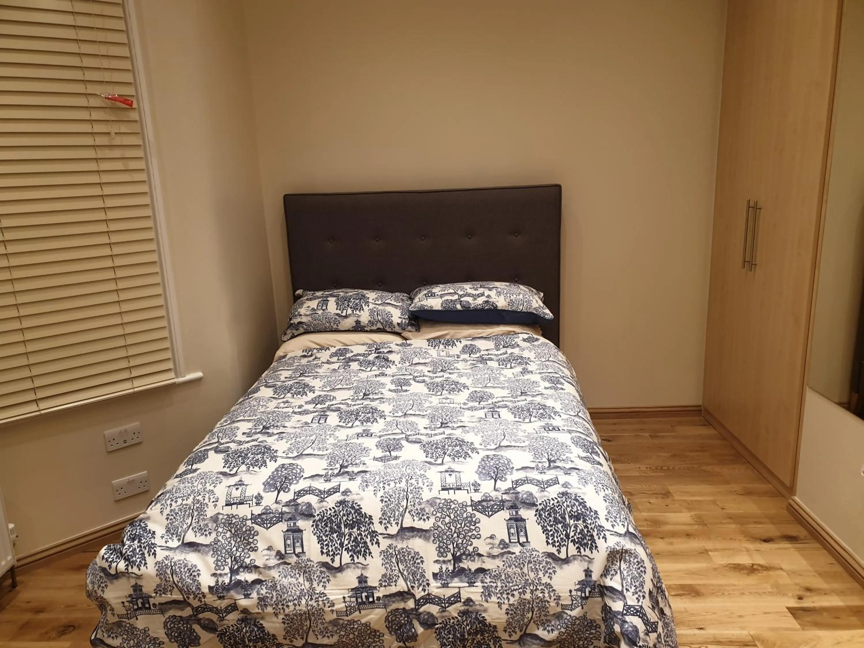 Bed in London Luxury Apartments 3 Bedroom Sleeps 8 with 3 Bathrooms 4 mins walk to tube free parking