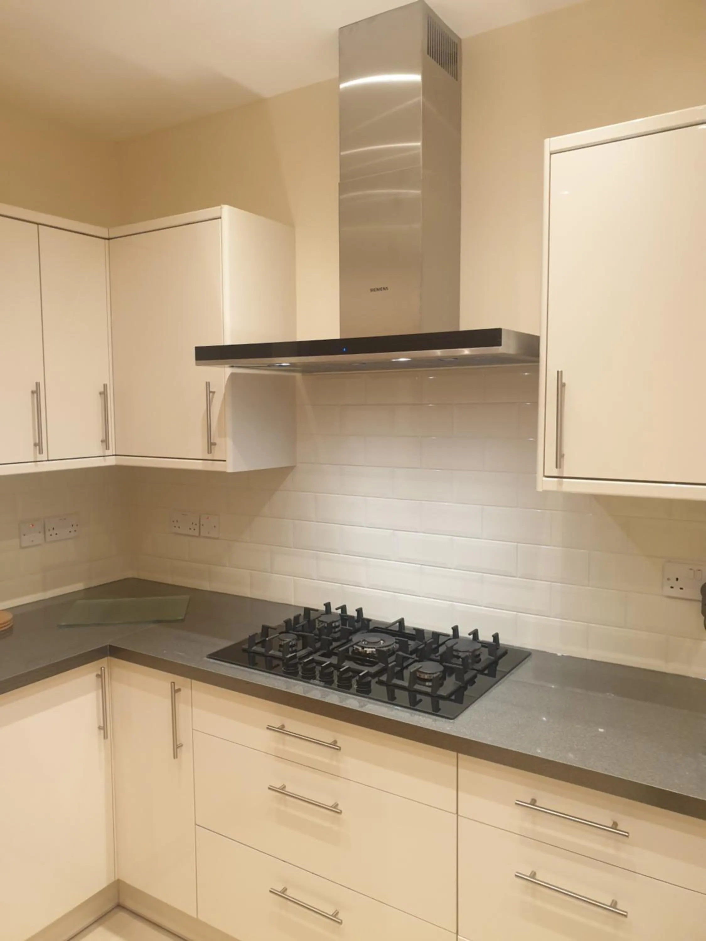 London Luxury Apartments 3 Bedroom Sleeps 8 with 3 Bathrooms 4 mins walk to tube free parking
