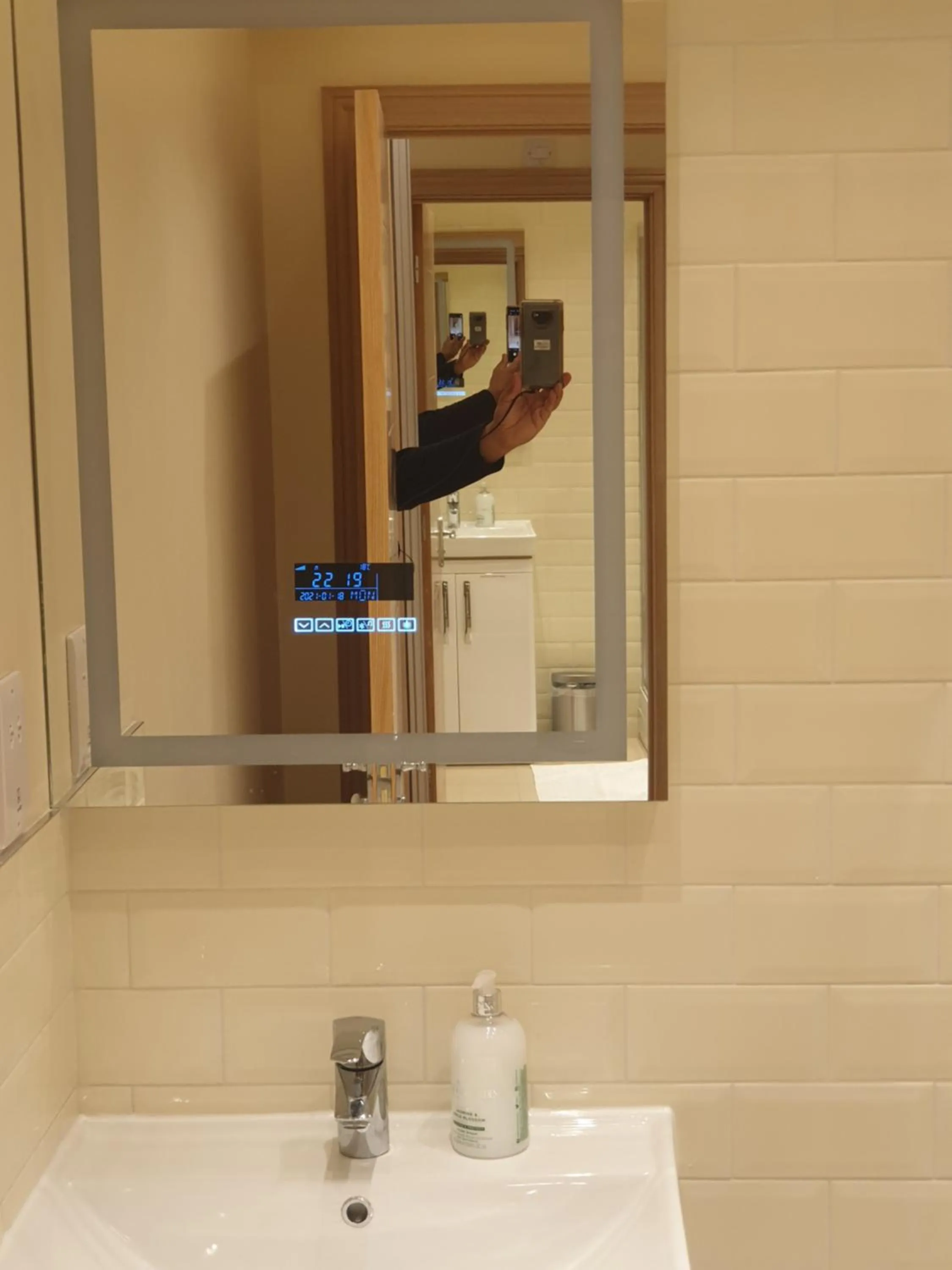 London Luxury Apartments 3 Bedroom Sleeps 8 with 3 Bathrooms 4 mins walk to tube free parking