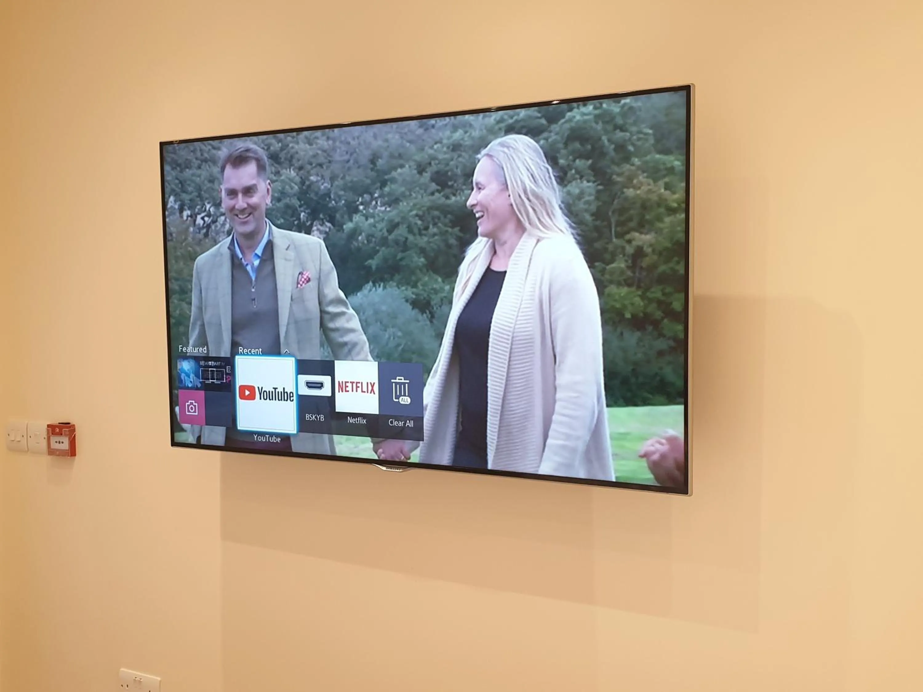 London Luxury Apartments 3 Bedroom Sleeps 8 with 3 Bathrooms 4 mins walk to tube free parking