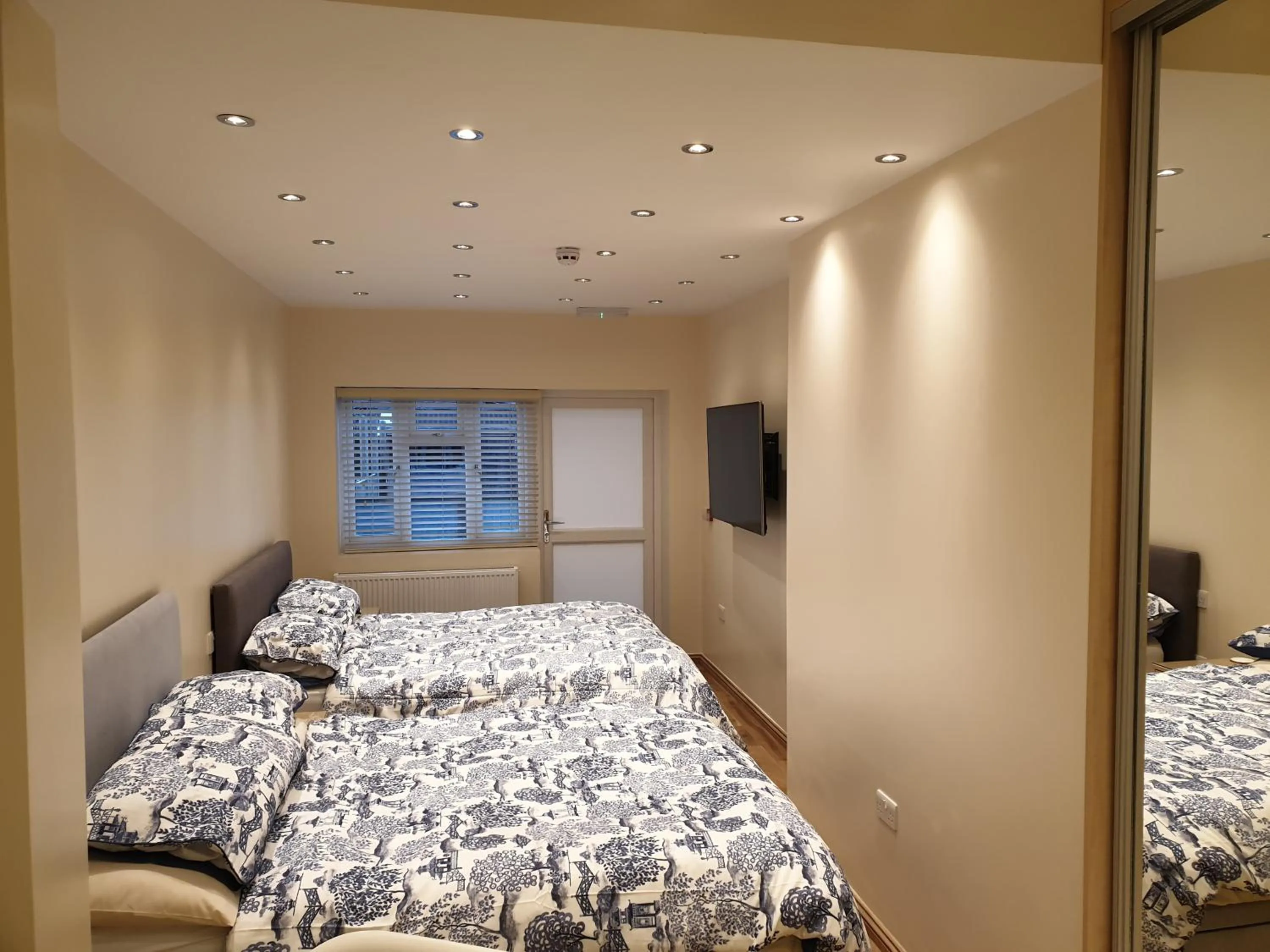 Bed in London Luxury Apartments 3 Bedroom Sleeps 8 with 3 Bathrooms 4 mins walk to tube free parking