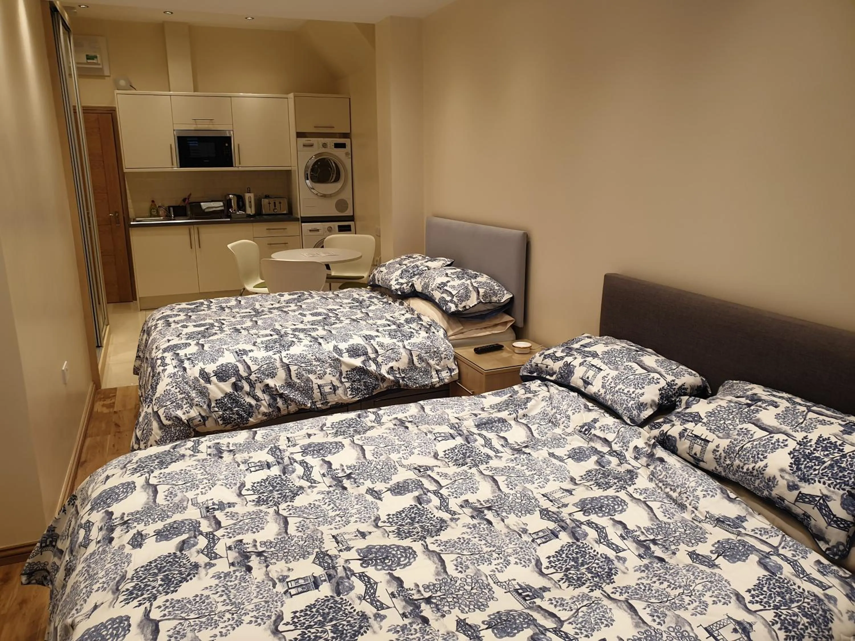 Bed in London Luxury Apartments 3 Bedroom Sleeps 8 with 3 Bathrooms 4 mins walk to tube free parking
