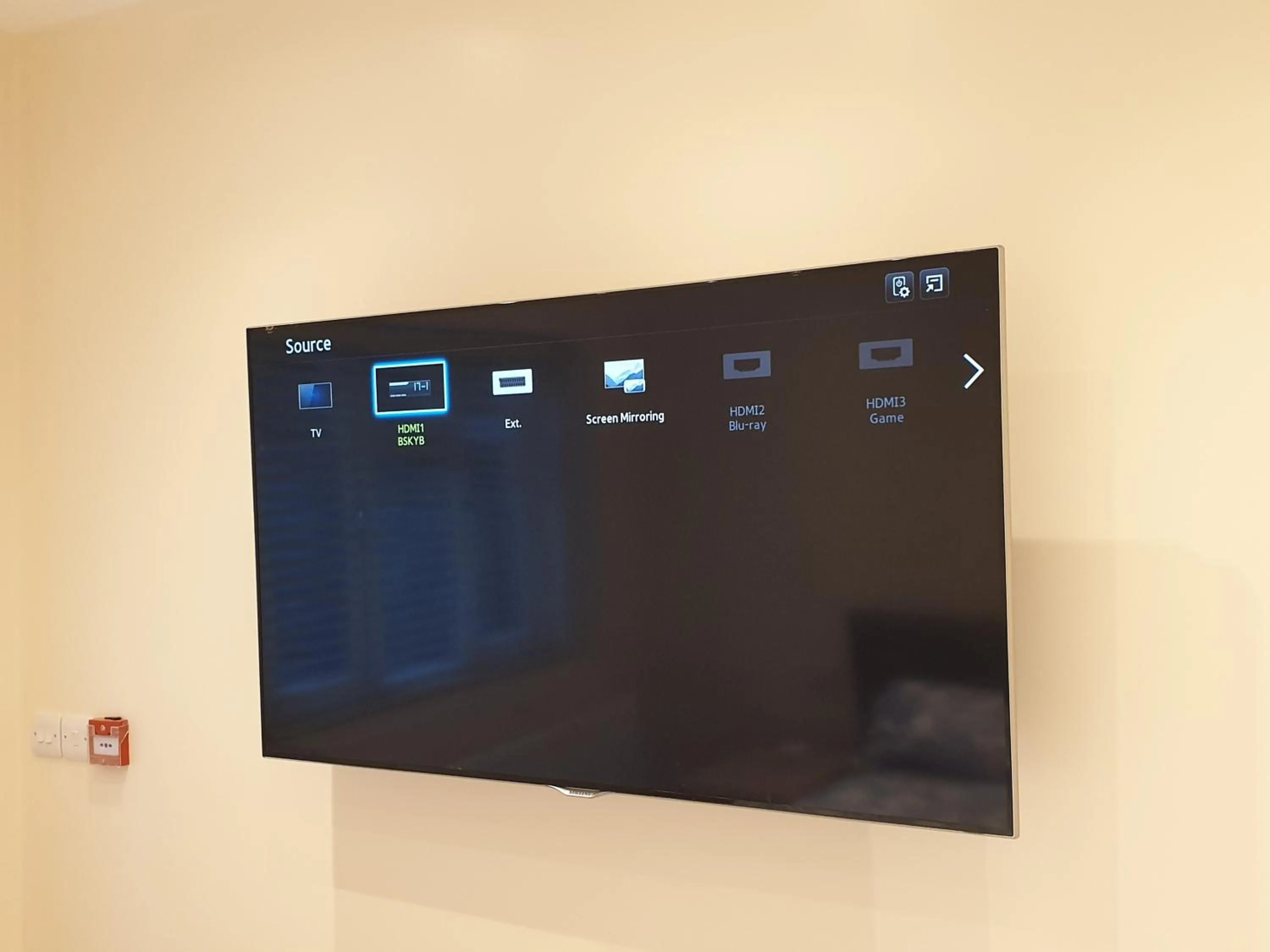 London Luxury Apartments 3 Bedroom Sleeps 8 with 3 Bathrooms 4 mins walk to tube free parking