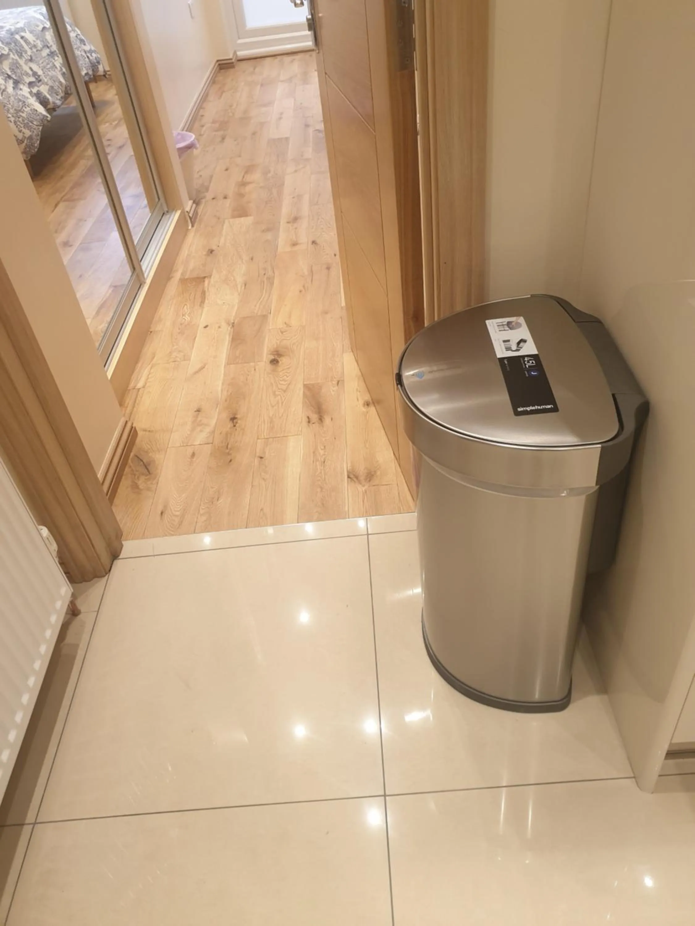 London Luxury Apartments 3 Bedroom Sleeps 8 with 3 Bathrooms 4 mins walk to tube free parking