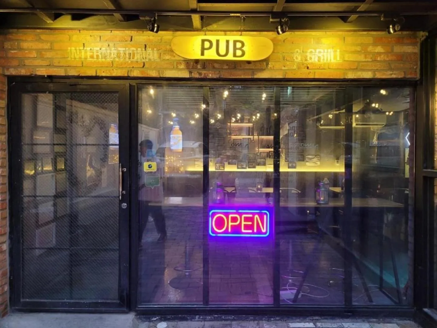 Restaurant/places to eat in INNO Hostel & Pub Lounge Hongdae