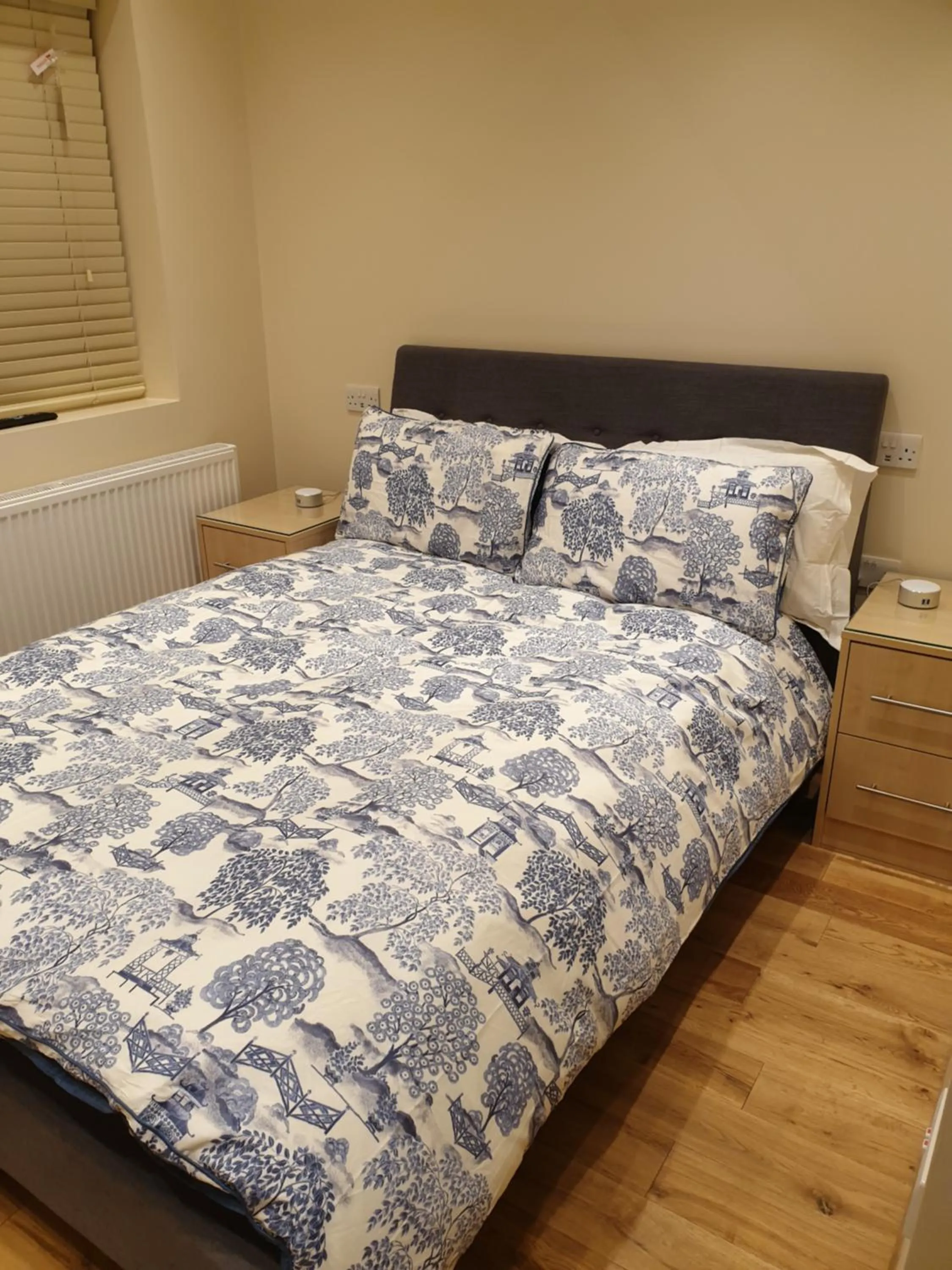 Bed in London Luxury Apartments 3 Bedroom Sleeps 8 with 3 Bathrooms 5 mins Walk to tube station free parking