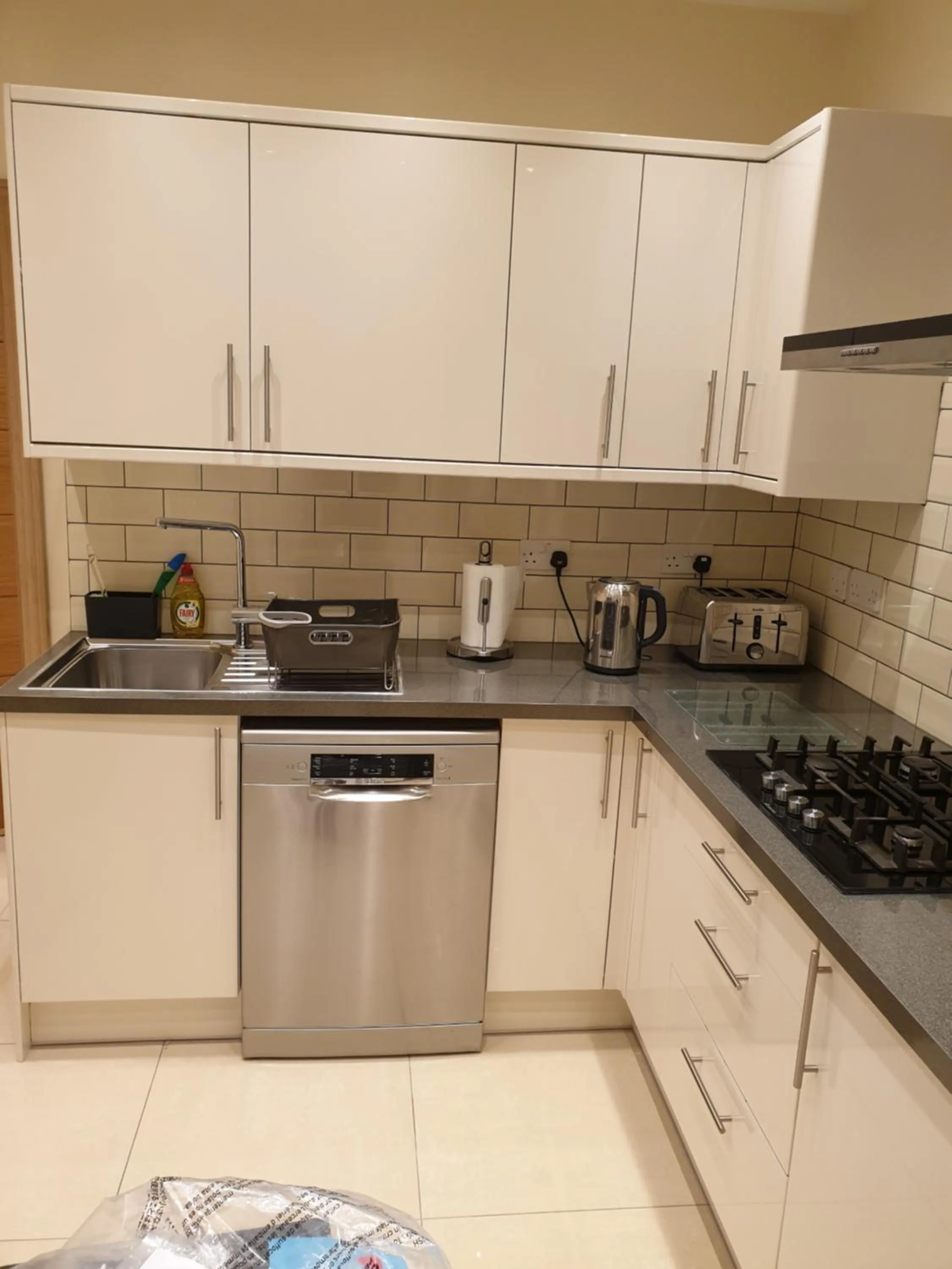 London Luxury Apartments 3 Bedroom Sleeps 8 with 3 Bathrooms 5 mins Walk to tube station free parking