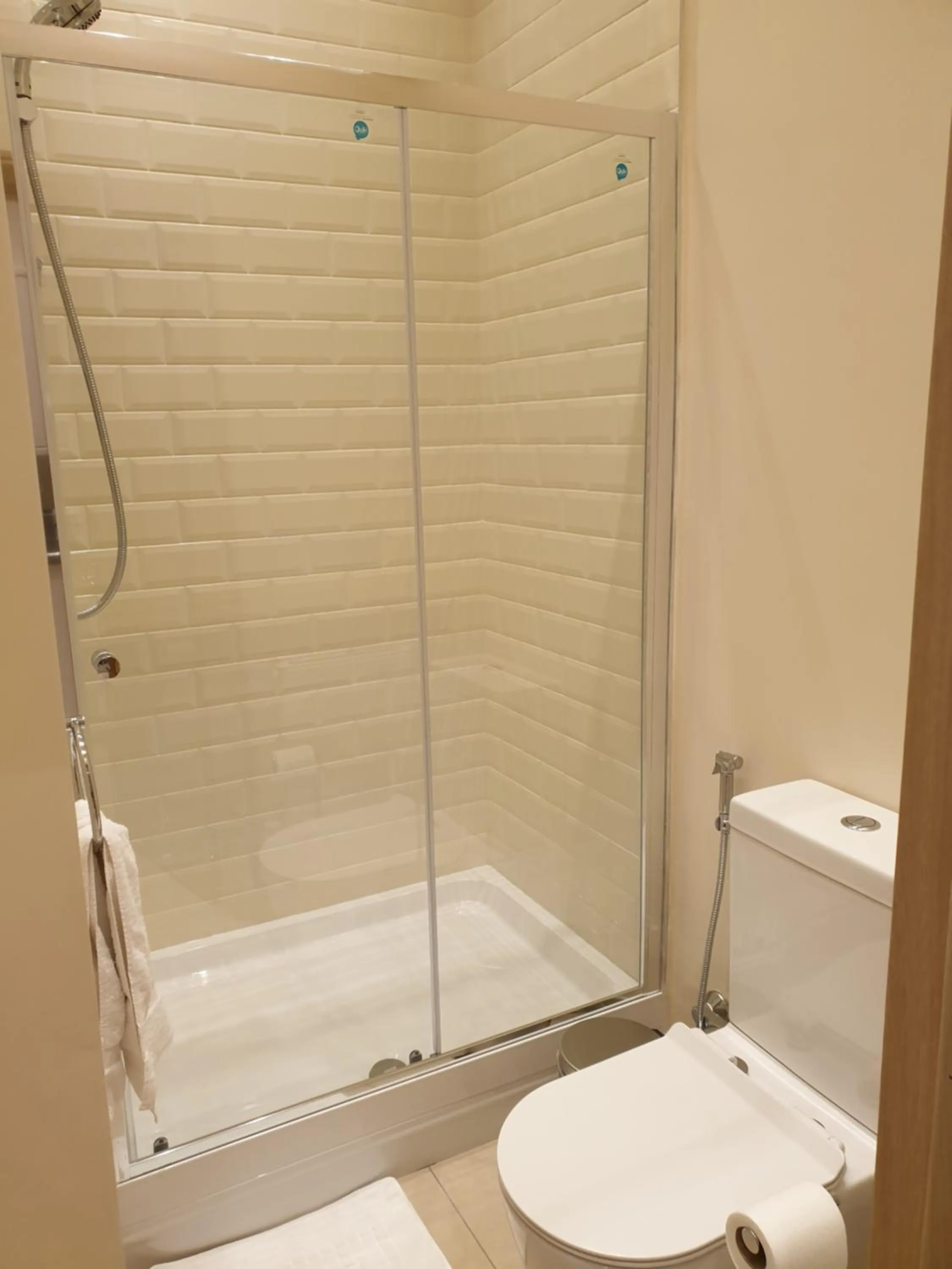 London Luxury Apartments 3 Bedroom Sleeps 8 with 3 Bathrooms 5 mins Walk to tube station free parking