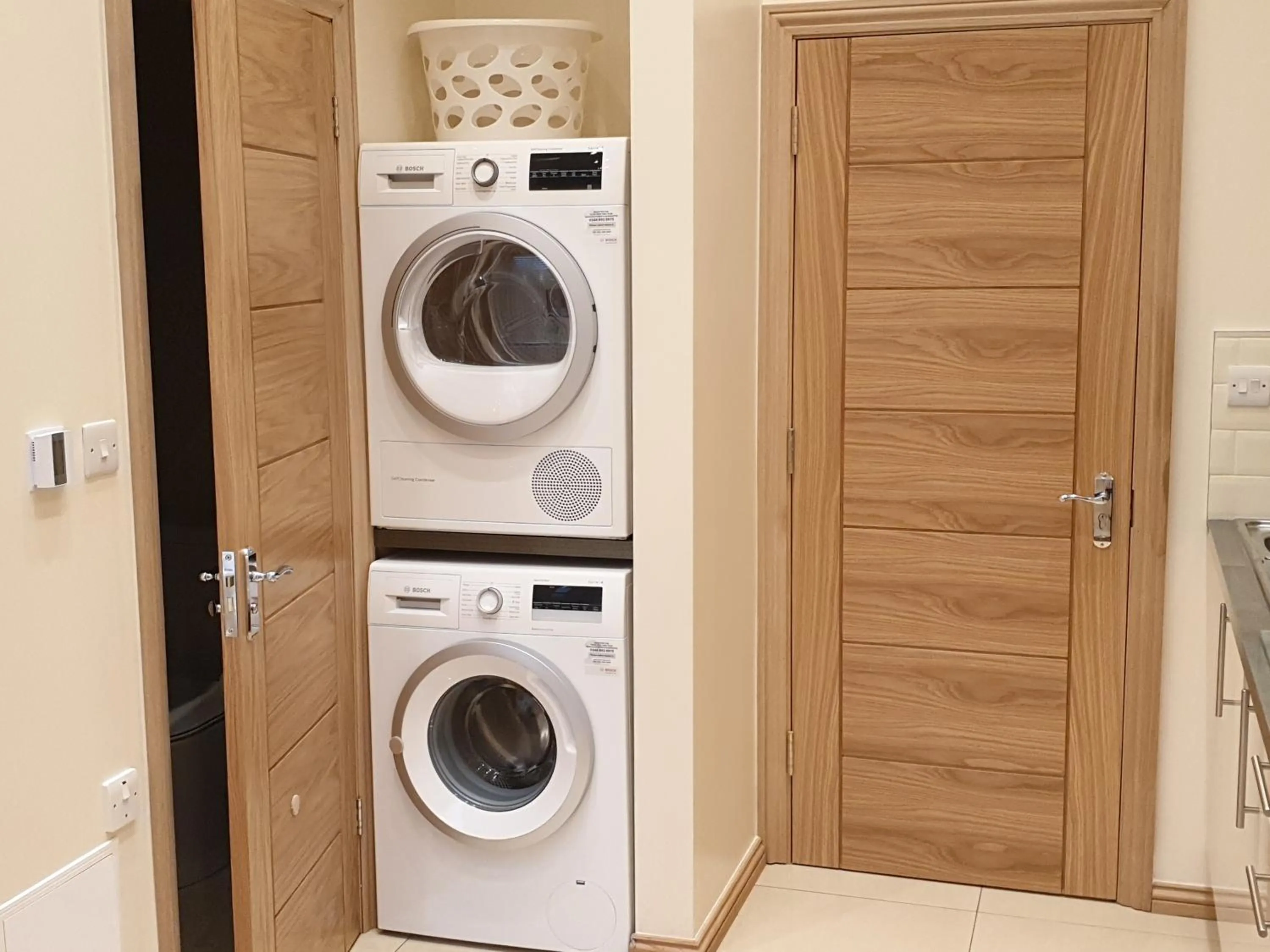 London Luxury Apartments 3 Bedroom Sleeps 8 with 3 Bathrooms 5 mins Walk to tube station free parking