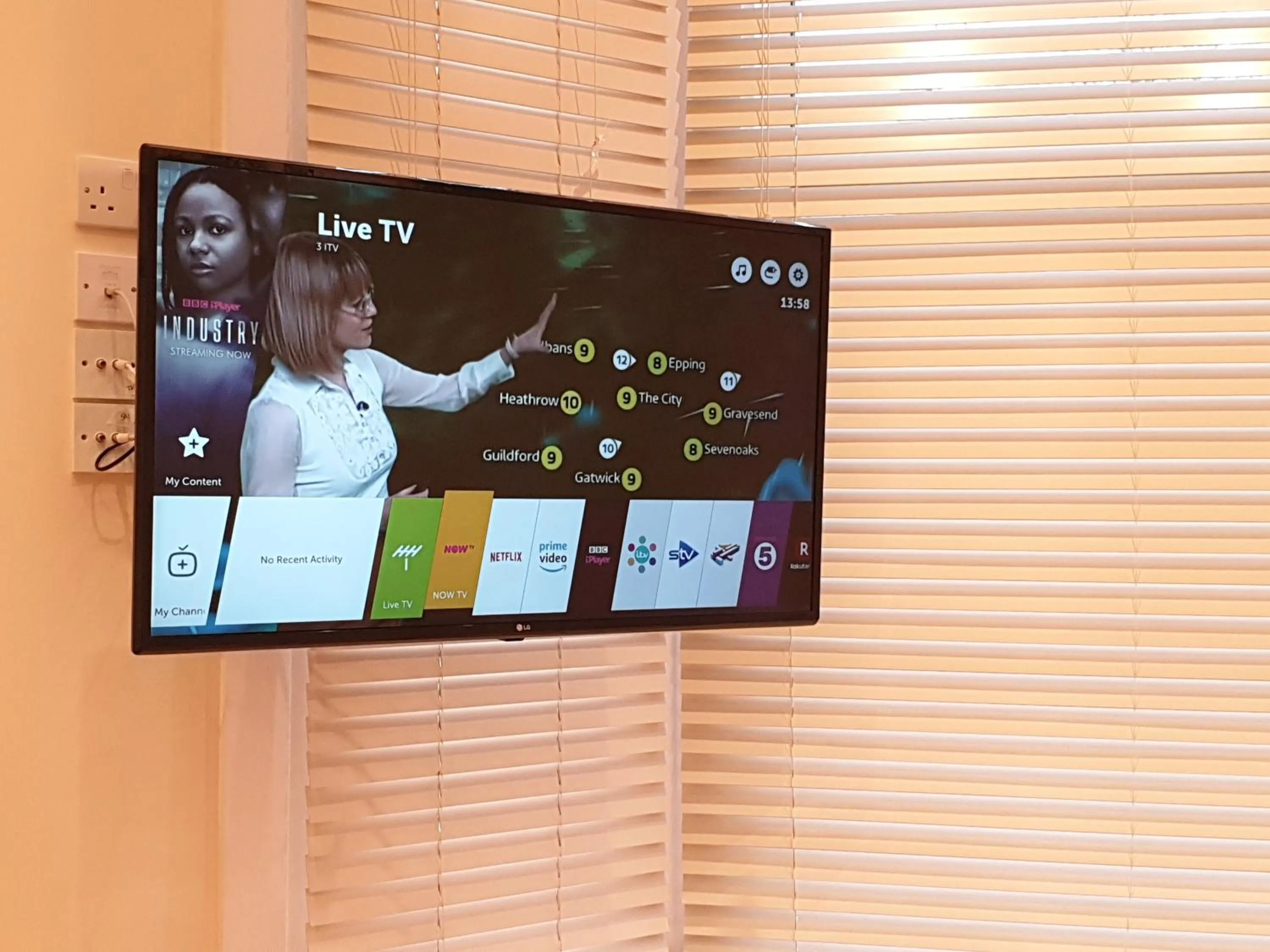 London Luxury Apartments 3 Bedroom Sleeps 8 with 3 Bathrooms 5 mins Walk to tube station free parking