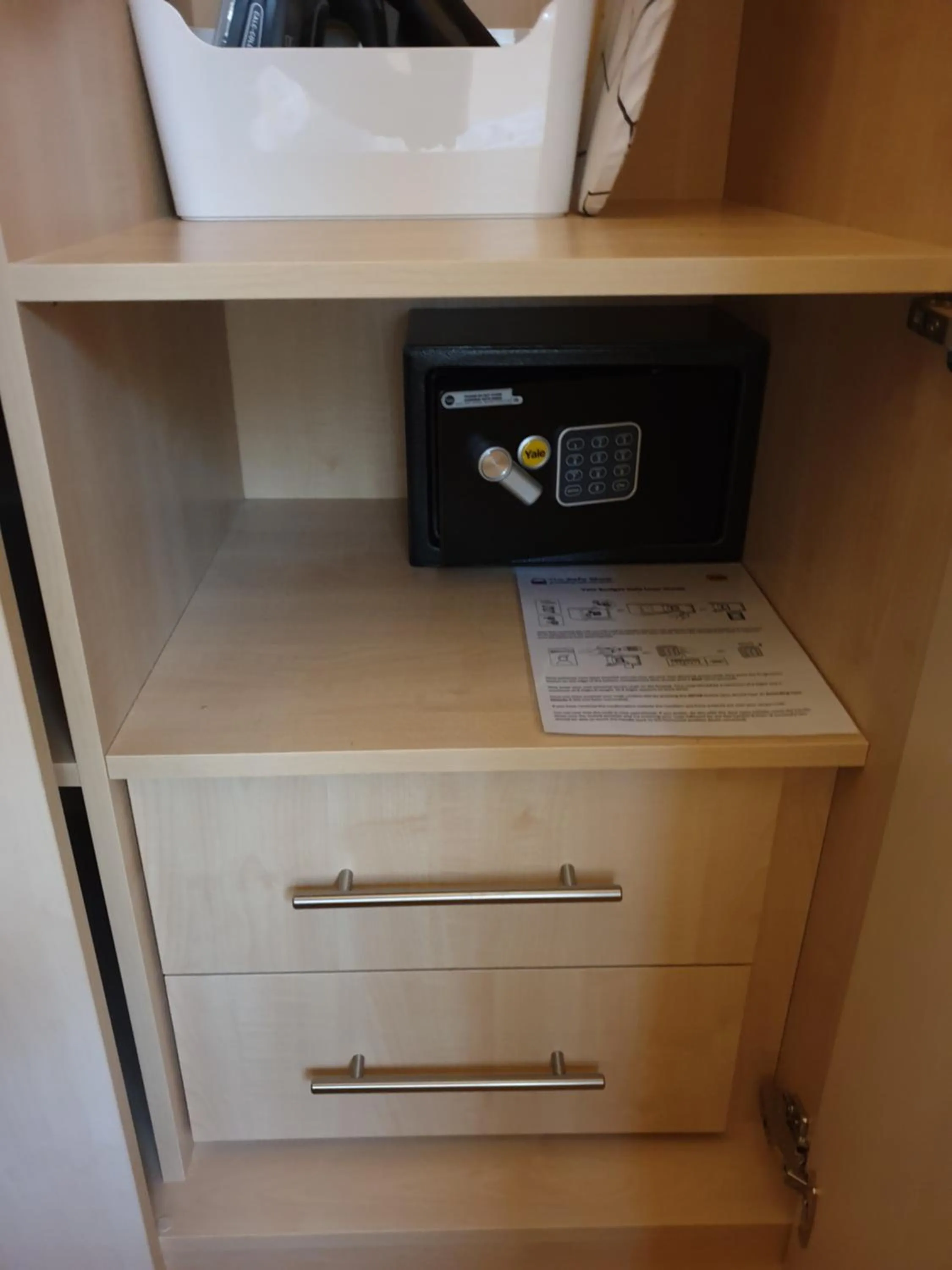 London Luxury Apartments 3 Bedroom Sleeps 8 with 3 Bathrooms 5 mins Walk to tube station free parking