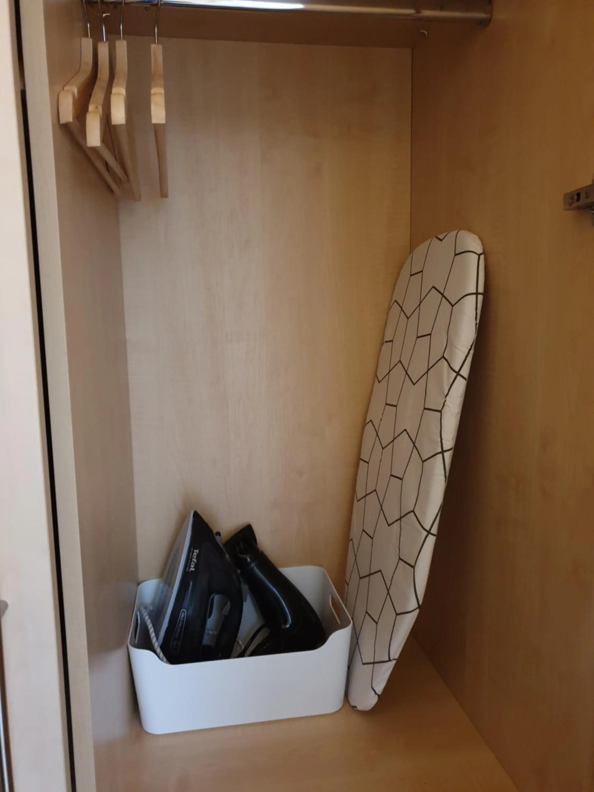 London Luxury Apartments 3 Bedroom Sleeps 8 with 3 Bathrooms 5 mins Walk to tube station free parking