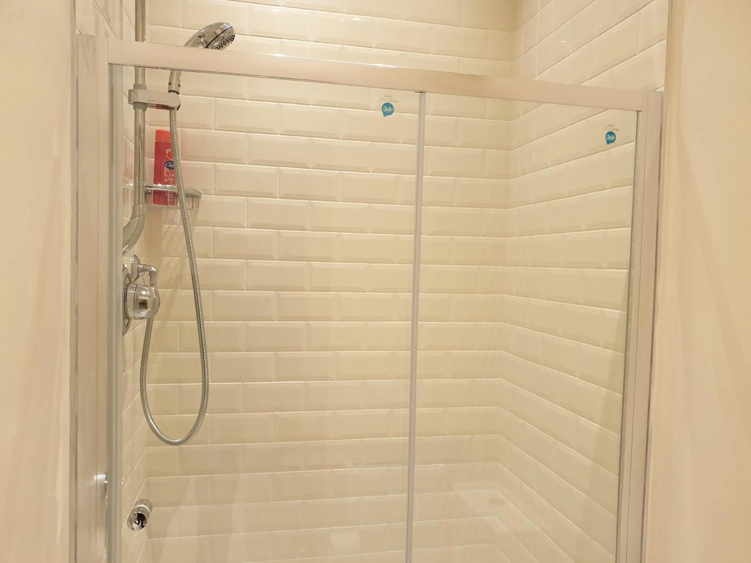 London Luxury Apartments 3 Bedroom Sleeps 8 with 3 Bathrooms 5 mins Walk to tube station free parking