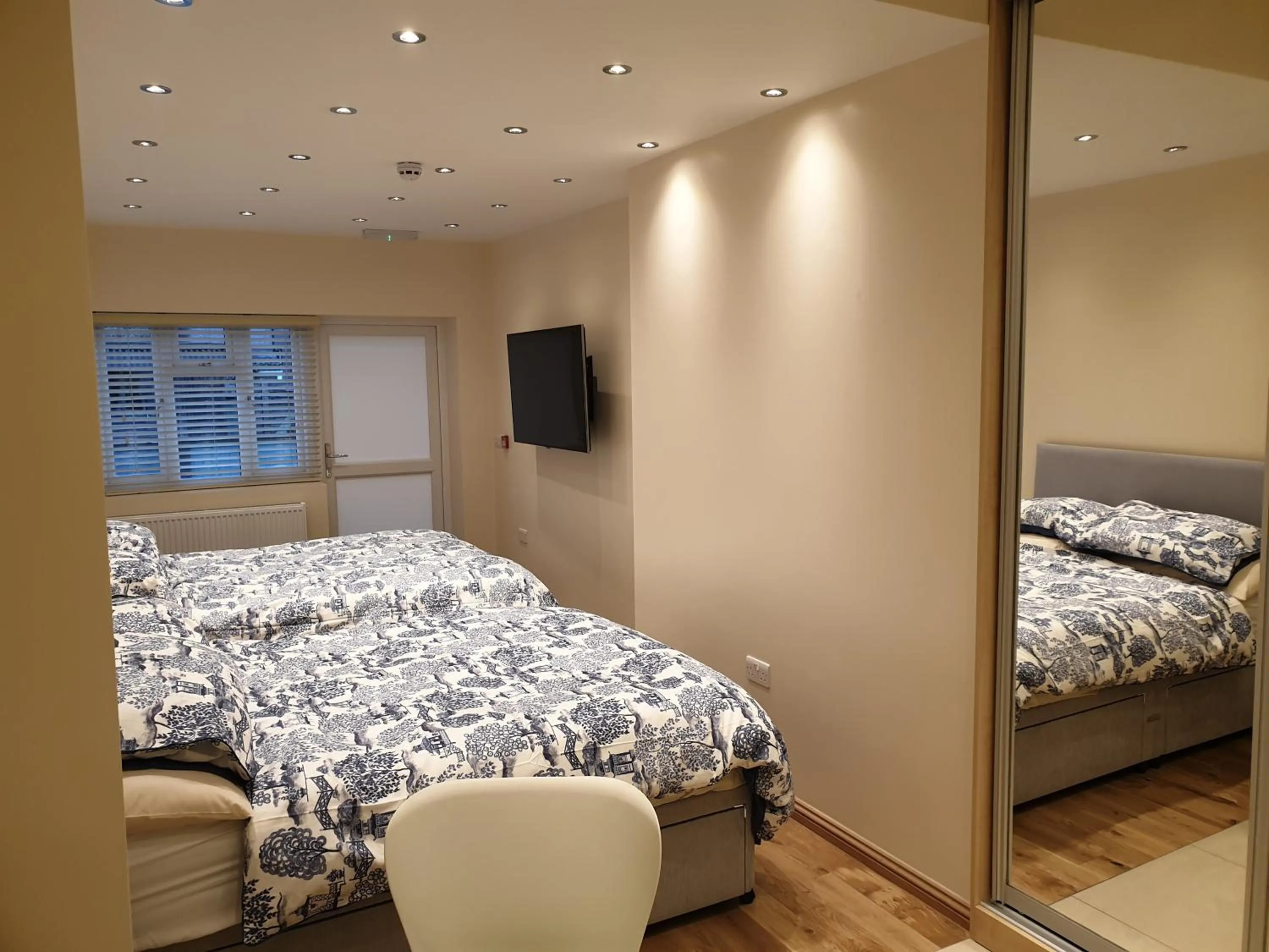 Bed in London Luxury Apartments 3 Bedroom Sleeps 8 with 3 Bathrooms 5 mins Walk to tube station free parking
