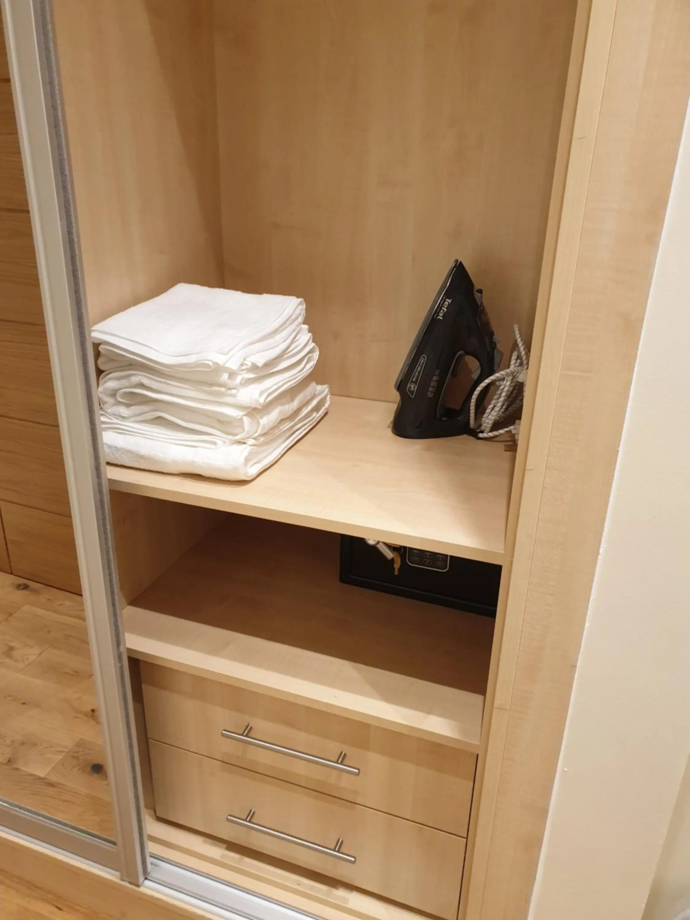 London Luxury Apartments 3 Bedroom Sleeps 8 with 3 Bathrooms 5 mins Walk to tube station free parking