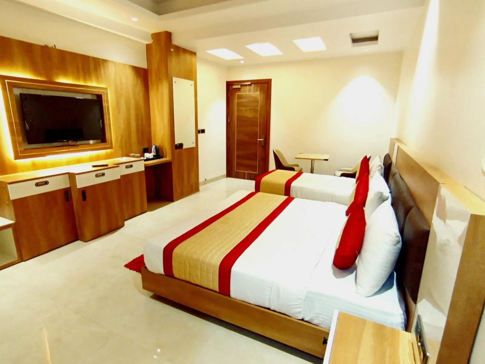 Bedroom, Bed in Masaga by Qcent, Gurugram