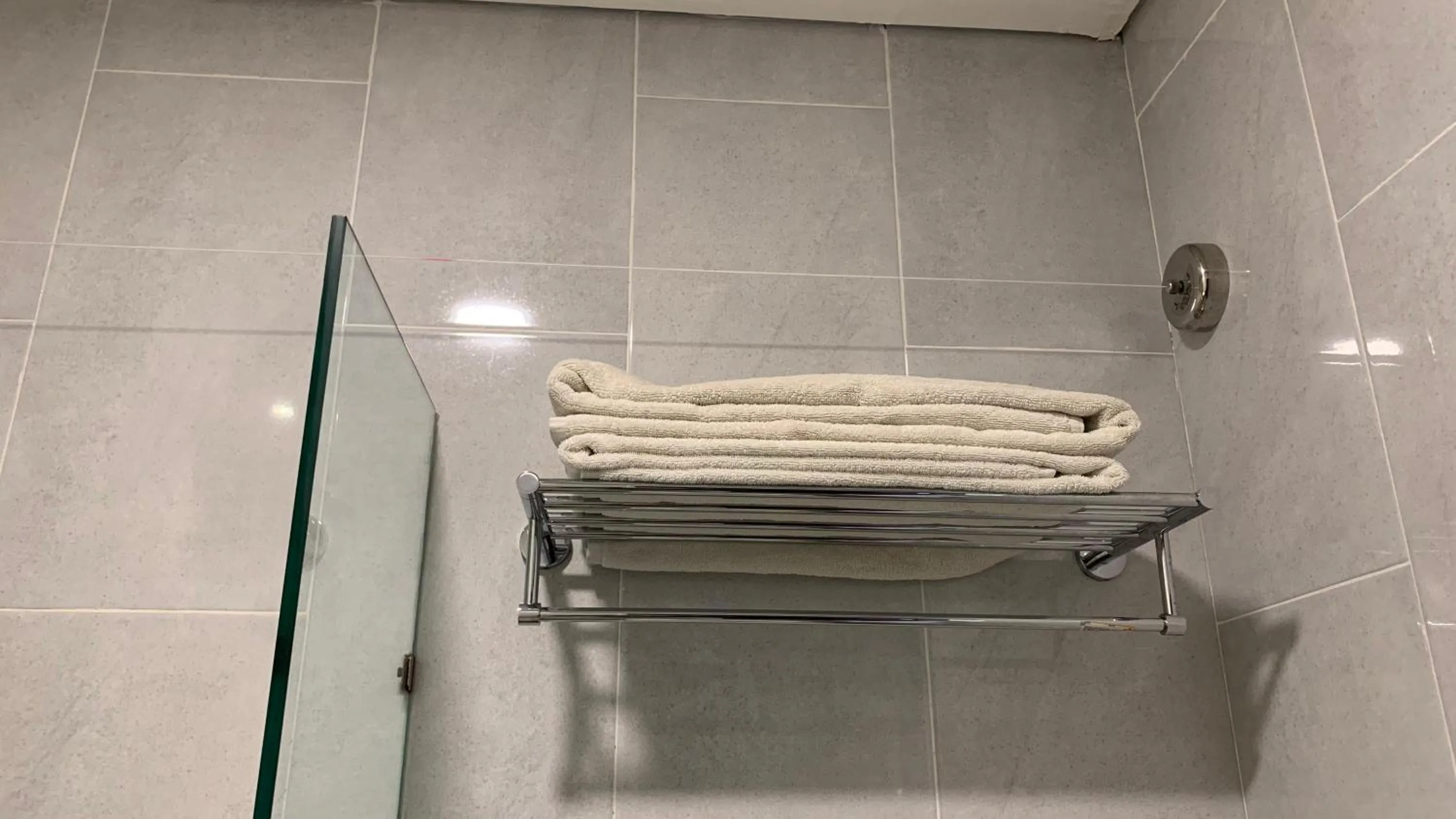 Shower in The Baliem Hotel