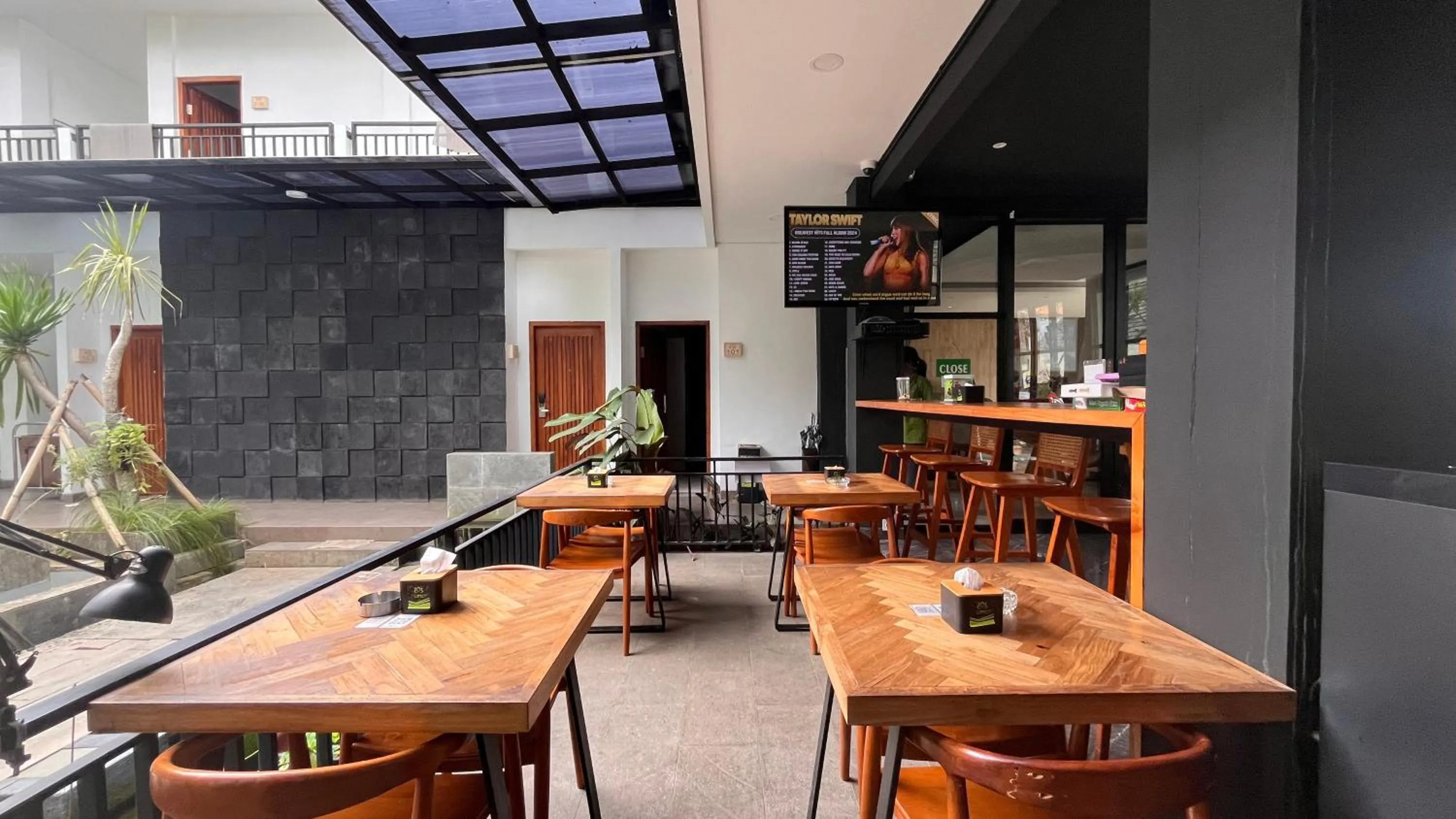 Restaurant/places to eat in The Baliem Hotel