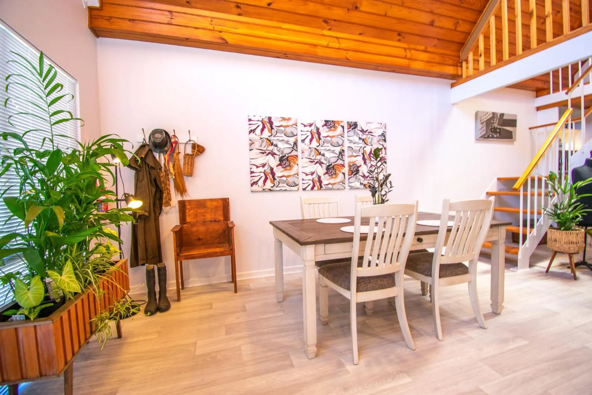 Annie's Place - a downtown, mezzanine apartment