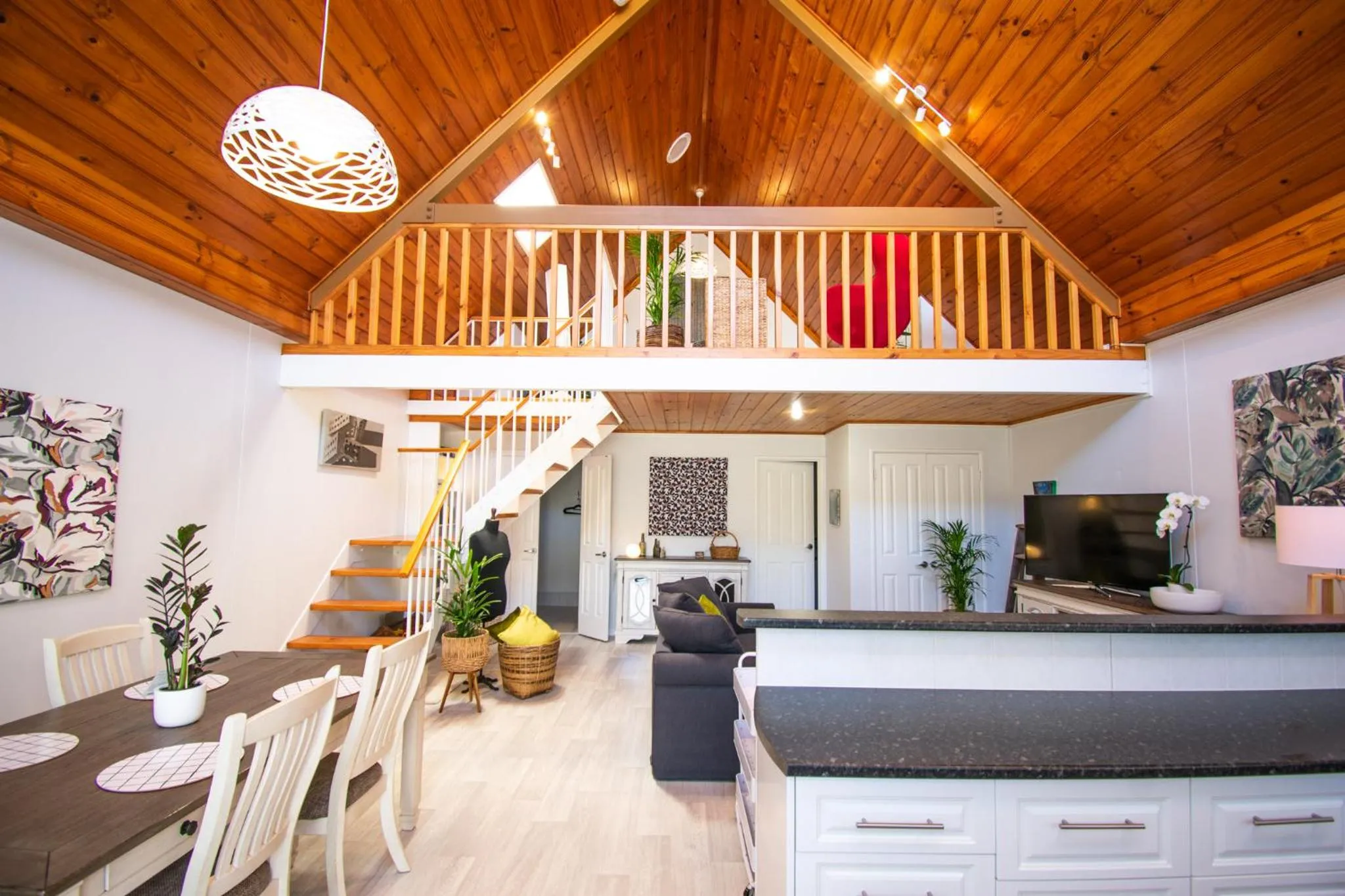 Annie's Place - a downtown, mezzanine apartment